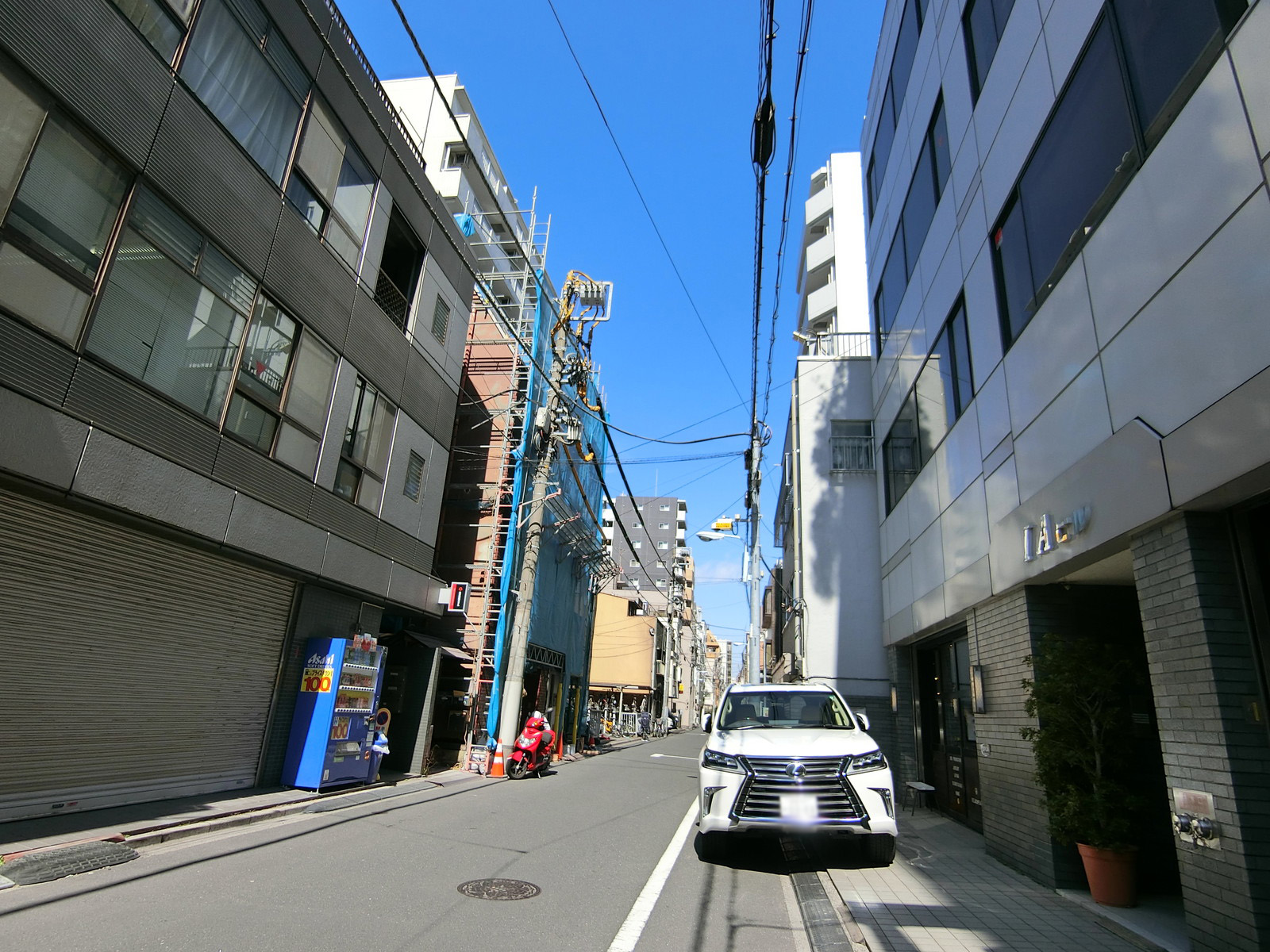 SYビル前面の通り