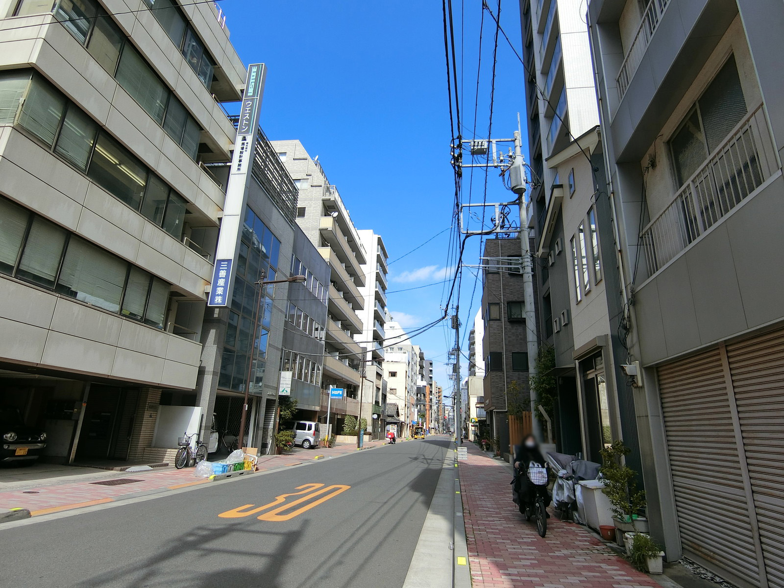 オフィスビル前面の通り