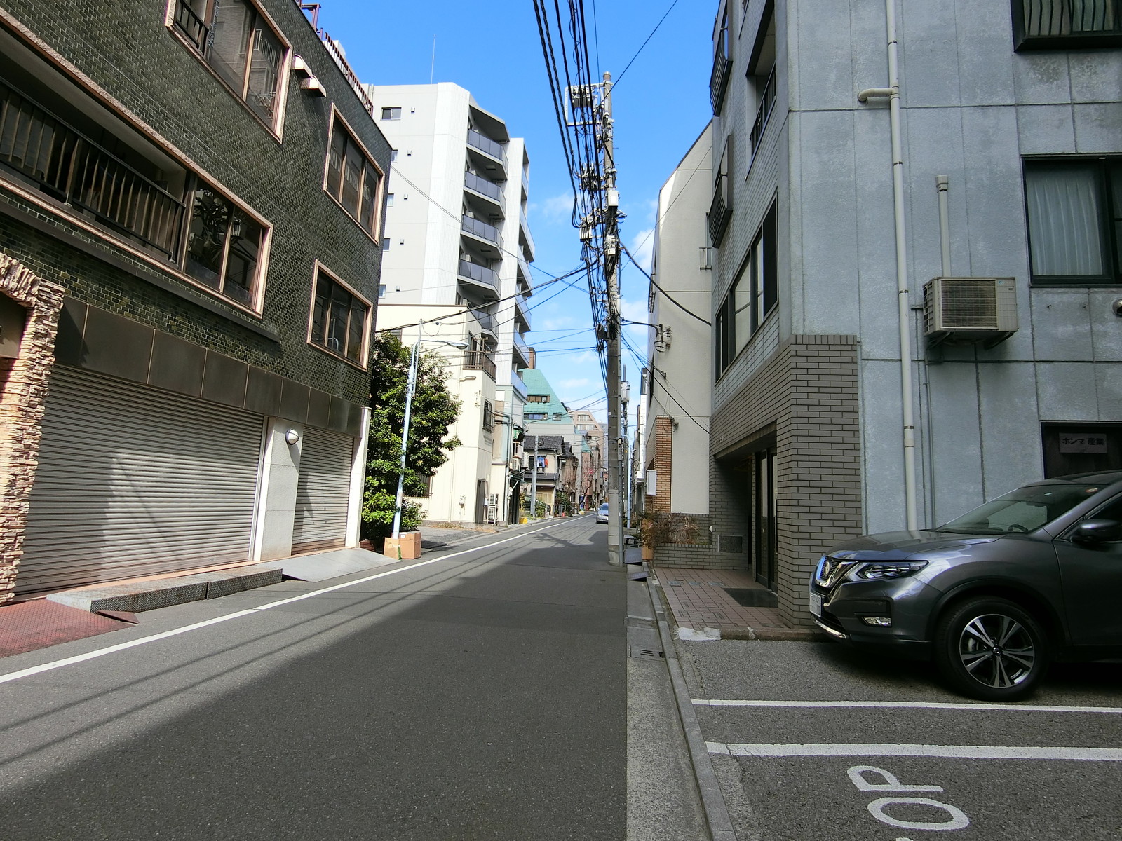 オフィスビル前面の通り