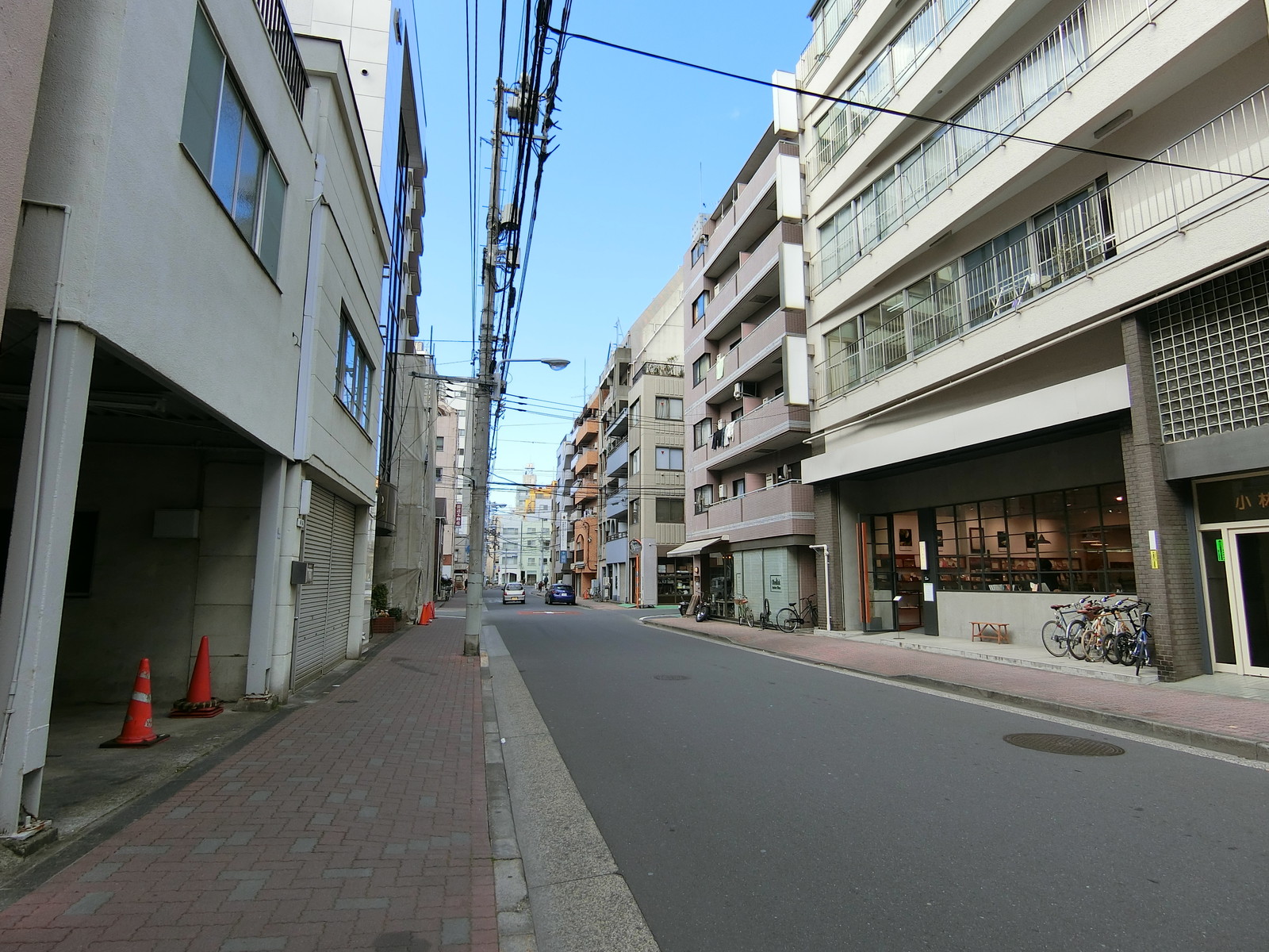 オフィスビル前面の通り