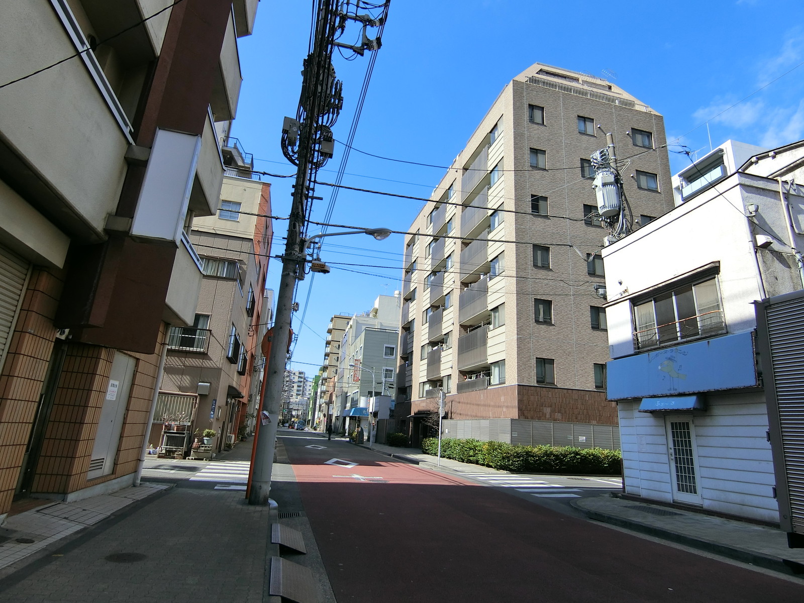 オフィス前面の通り