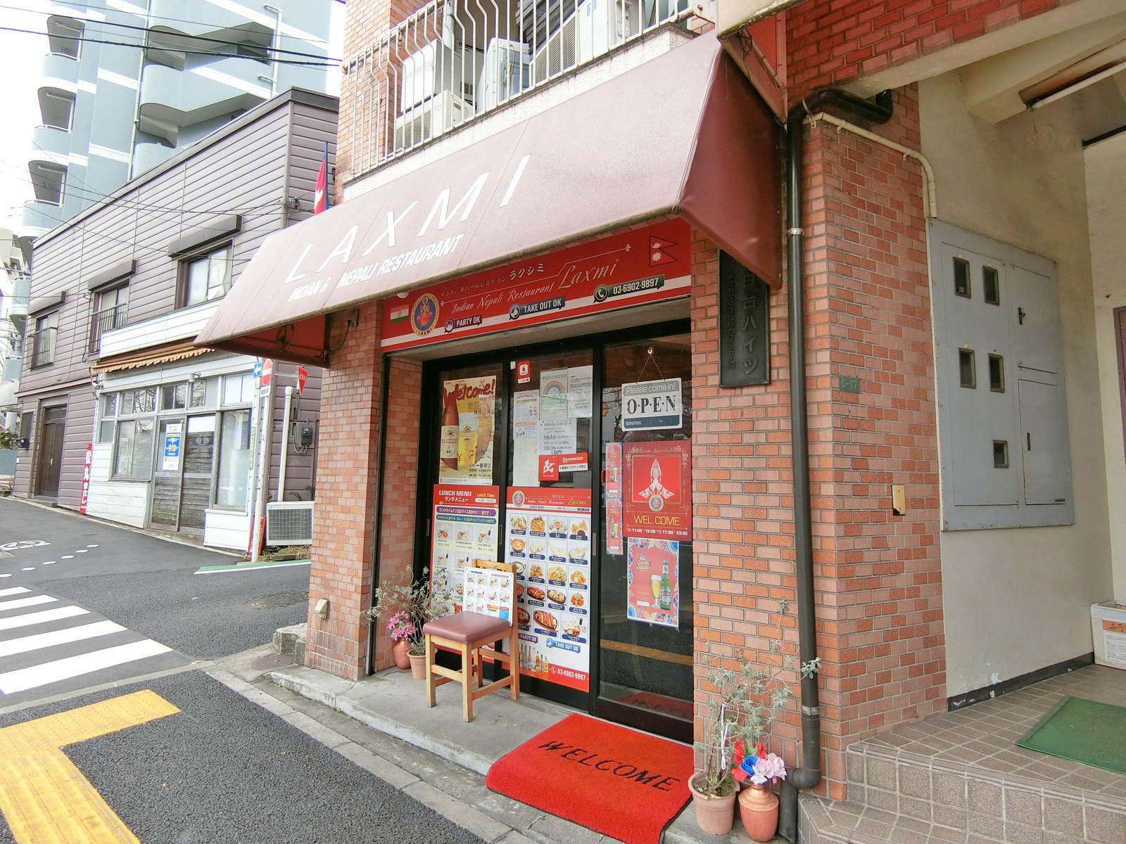 向かいの通りのインド料理「ラクシミ」