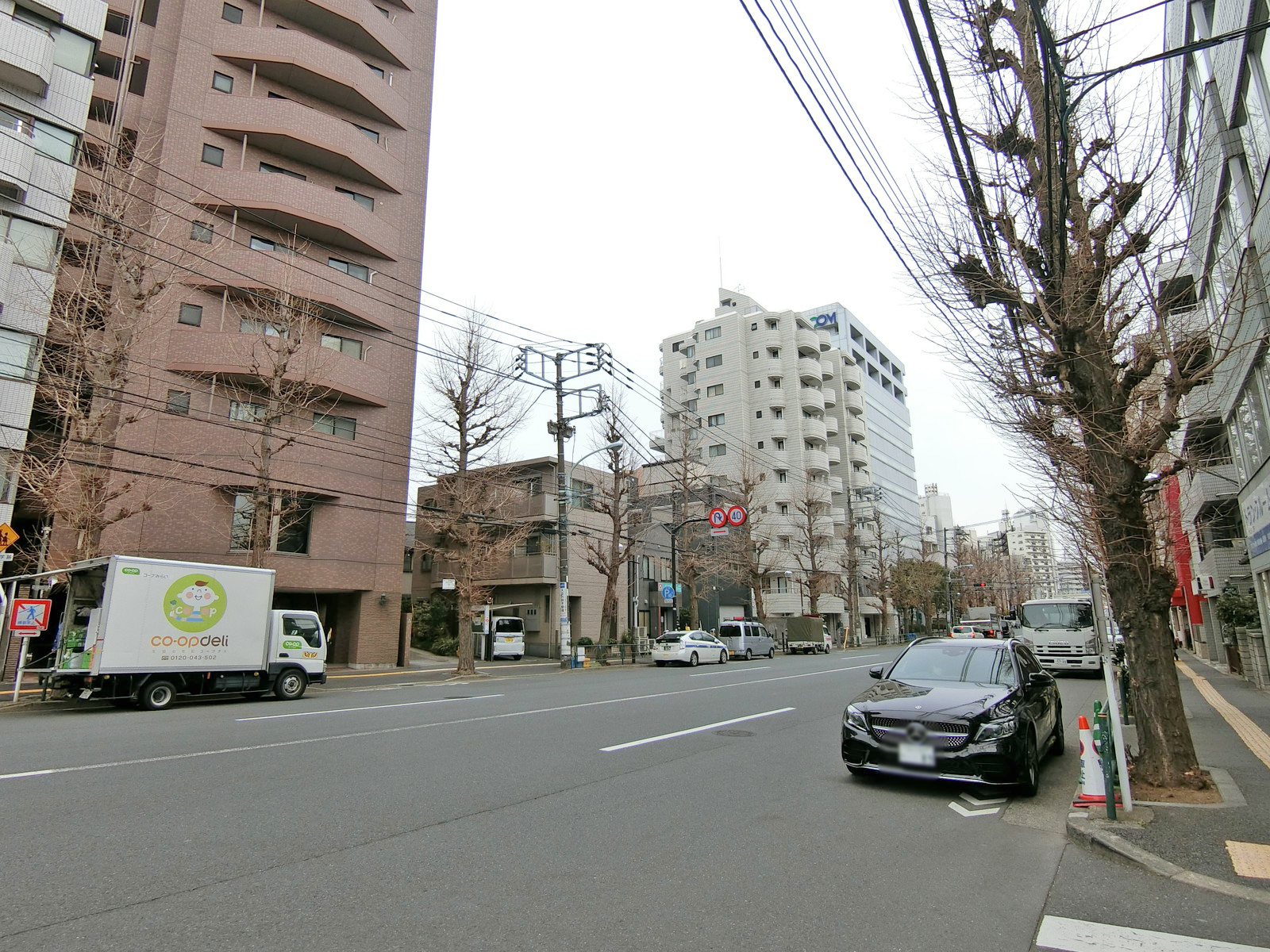 不忍通り沿いに立地