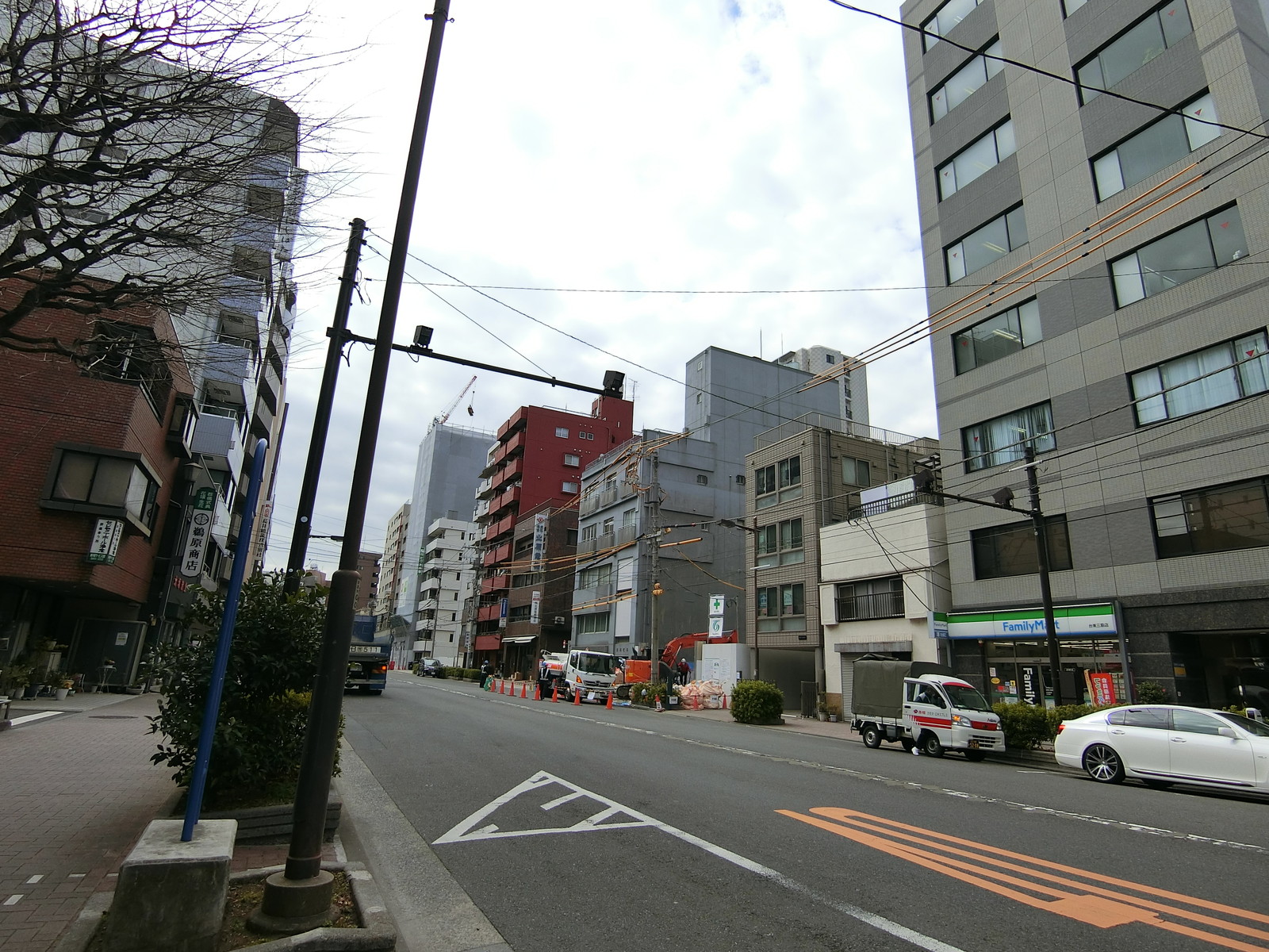 オフィス前面の新堀通り