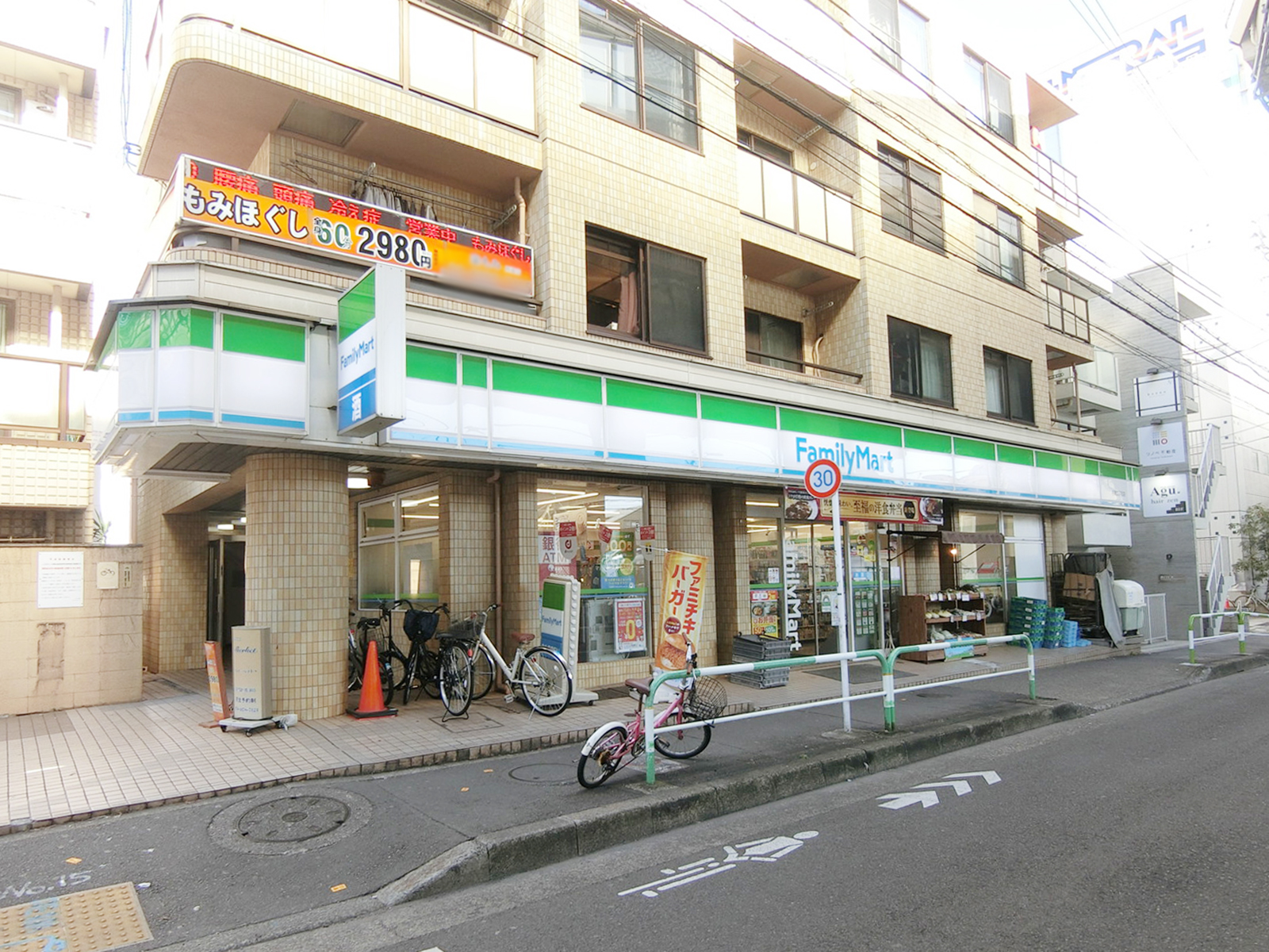 徒歩2分のファミリーマート 用賀二丁目店
