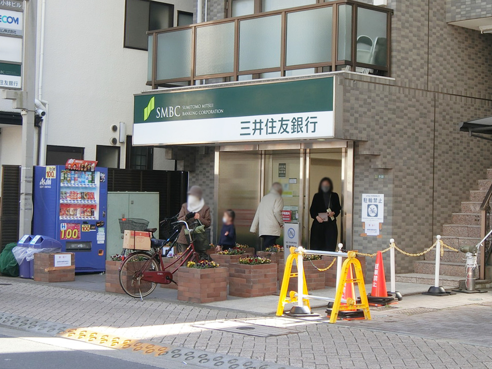徒歩2分の三井住友銀行 用賀出張所
