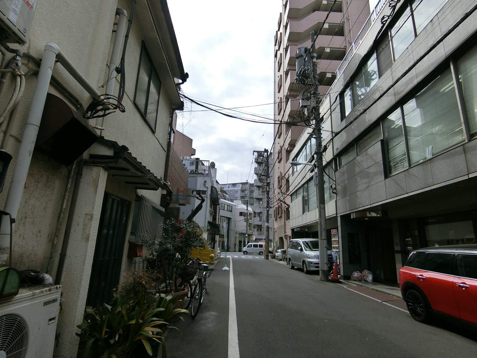 オフィスビル前面の通り