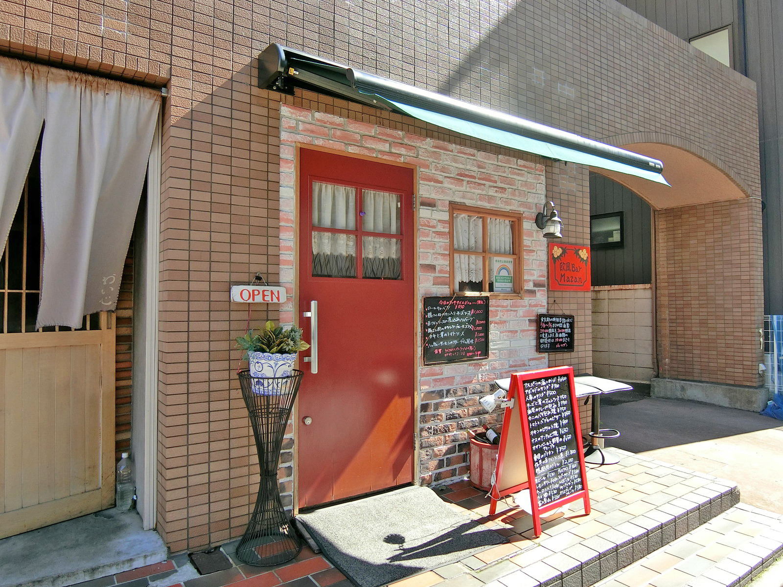 徒歩3分の欧州bar「mazan」