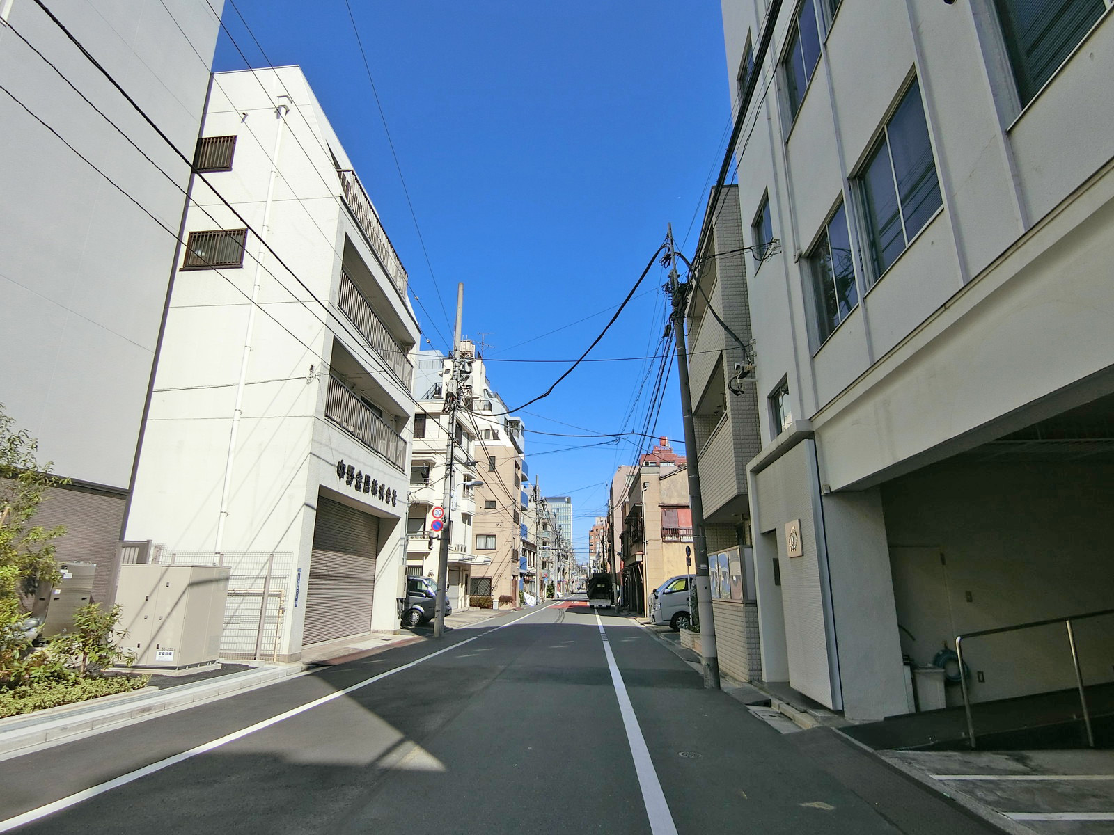 周辺は落ち着いた雰囲気の住宅街