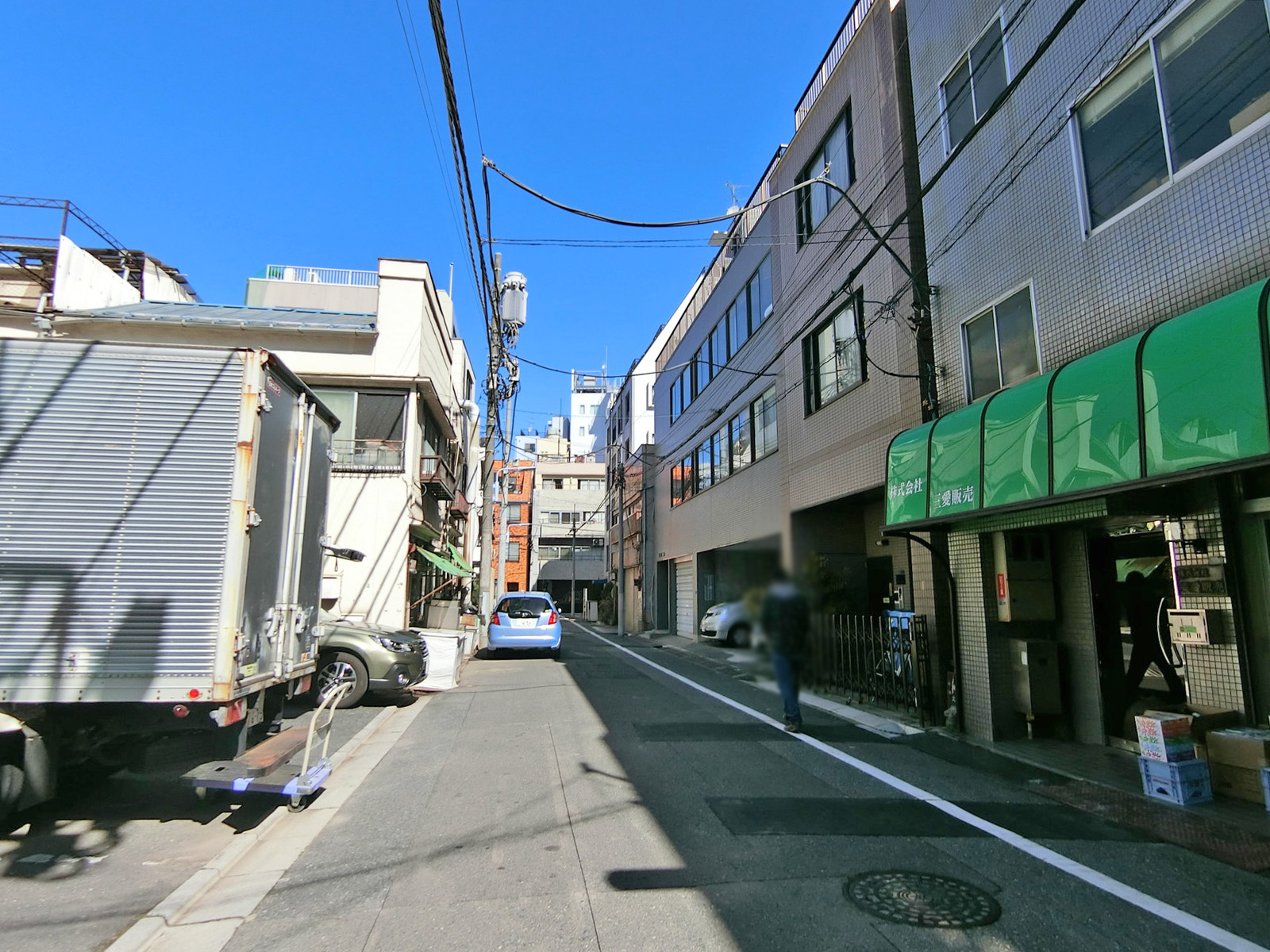KBビル前面の通り