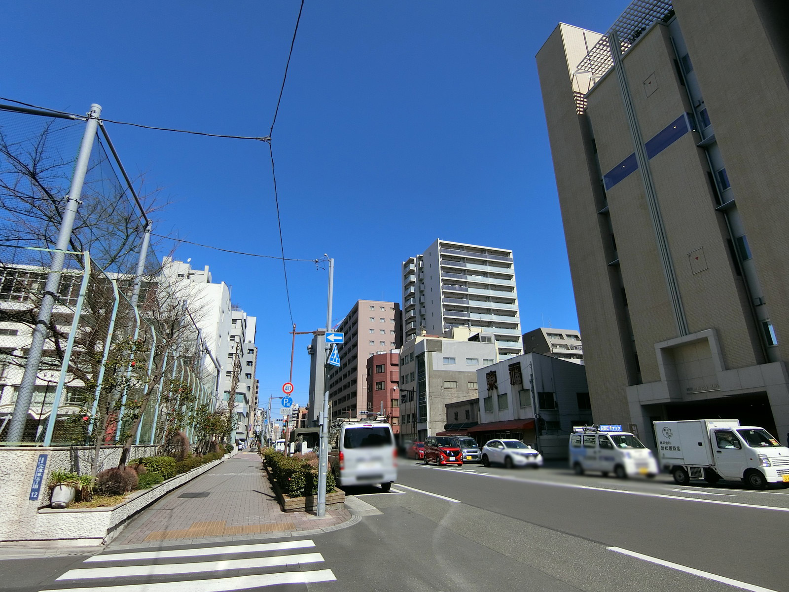 大井寿ビル前面の新堀通り