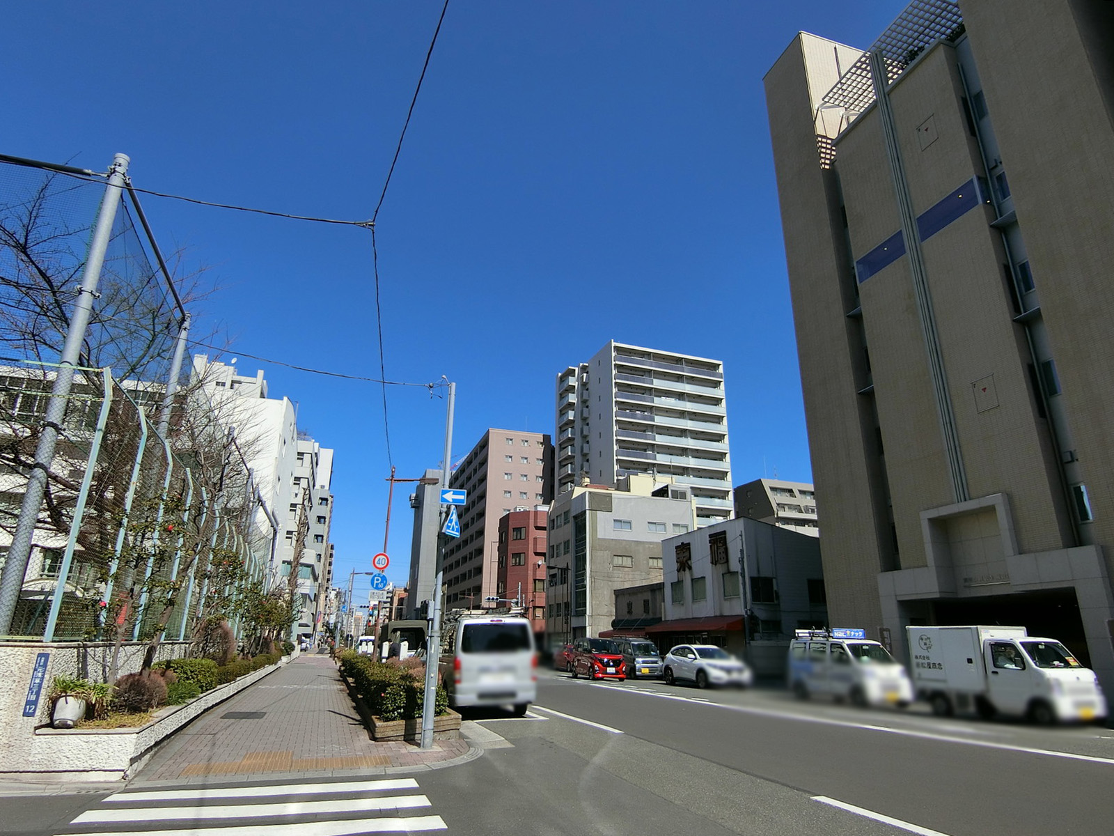 杉山ビル前面の新堀通り