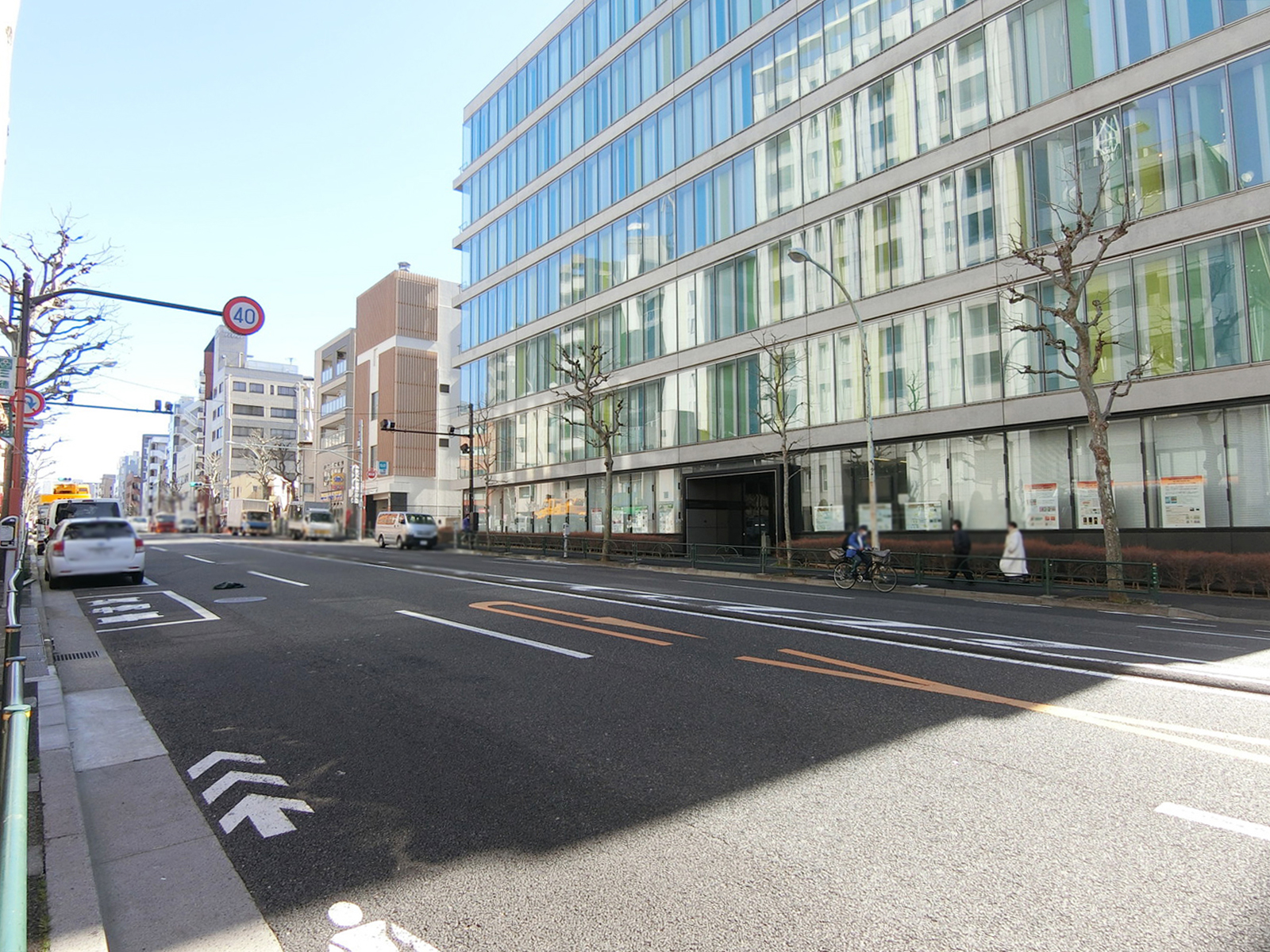 第二暁ビル前面の早稲田通り