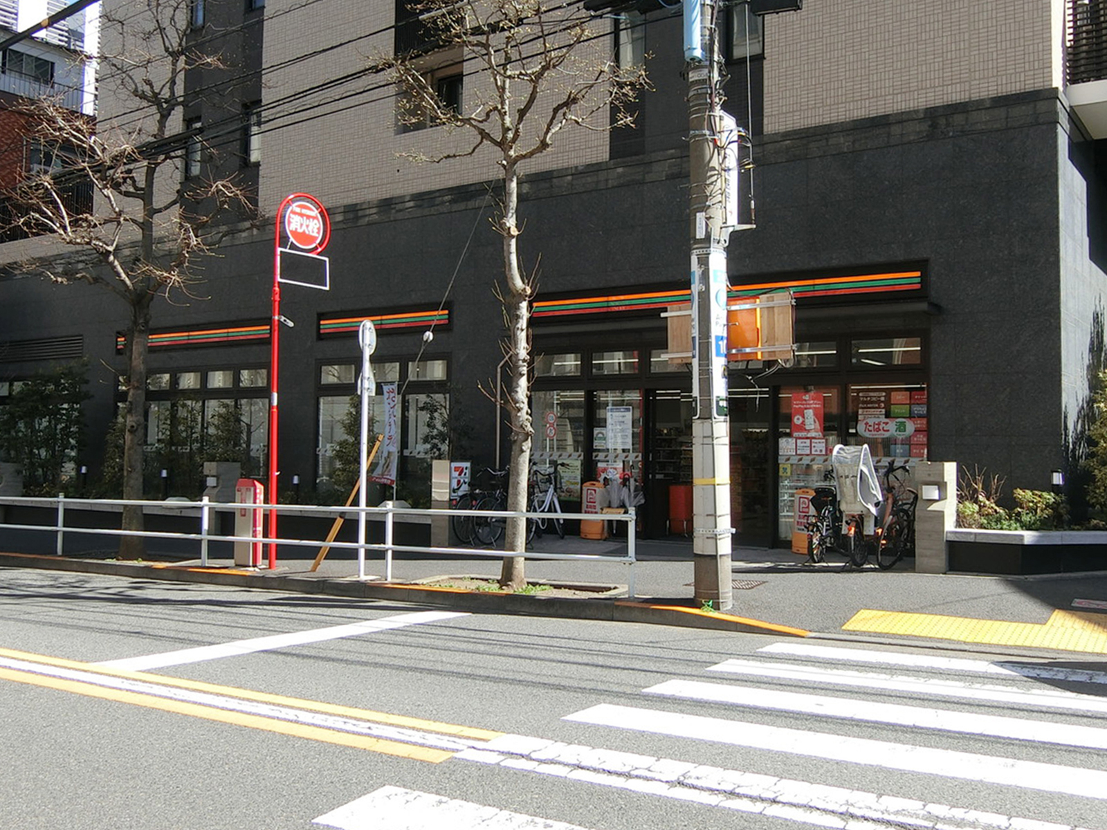徒歩1分のセブン-イレブン 新宿早稲田高校前店
