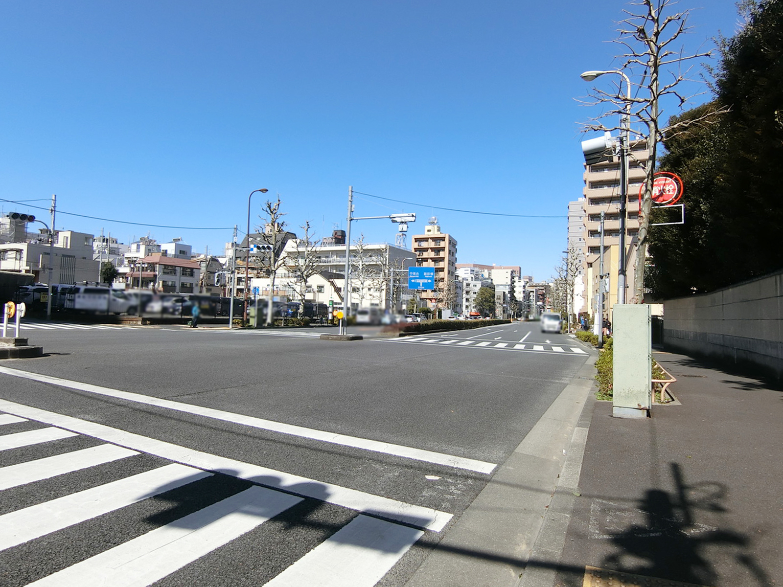近藤ビル前面の外苑東通り
