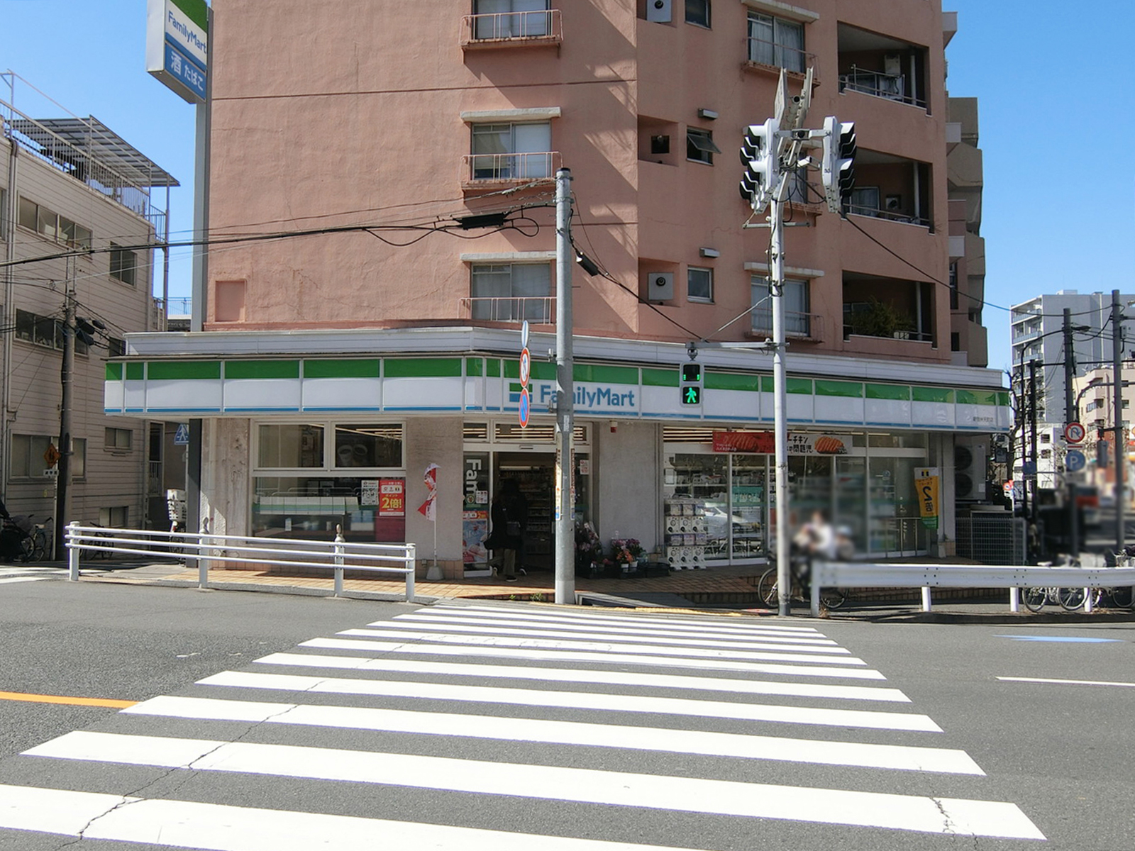 徒歩2分のファミリーマート 新宿弁天町店
