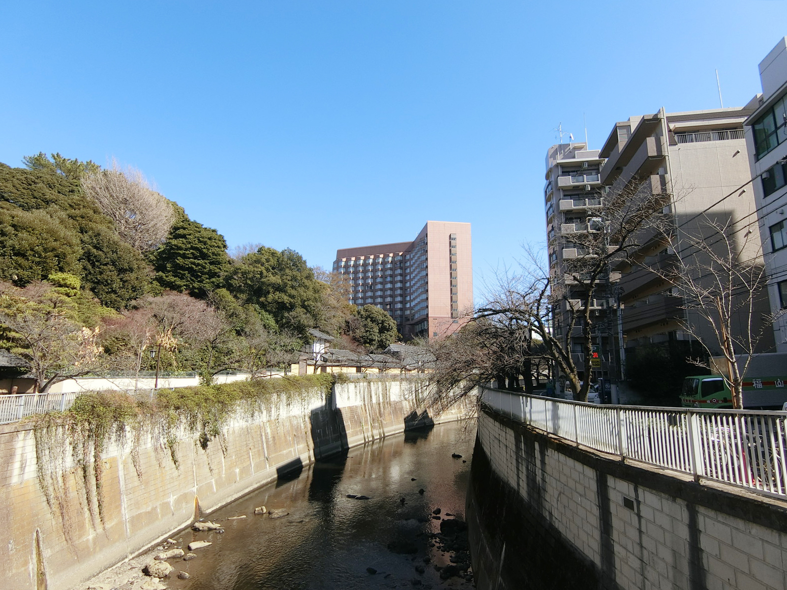 近くには神田川