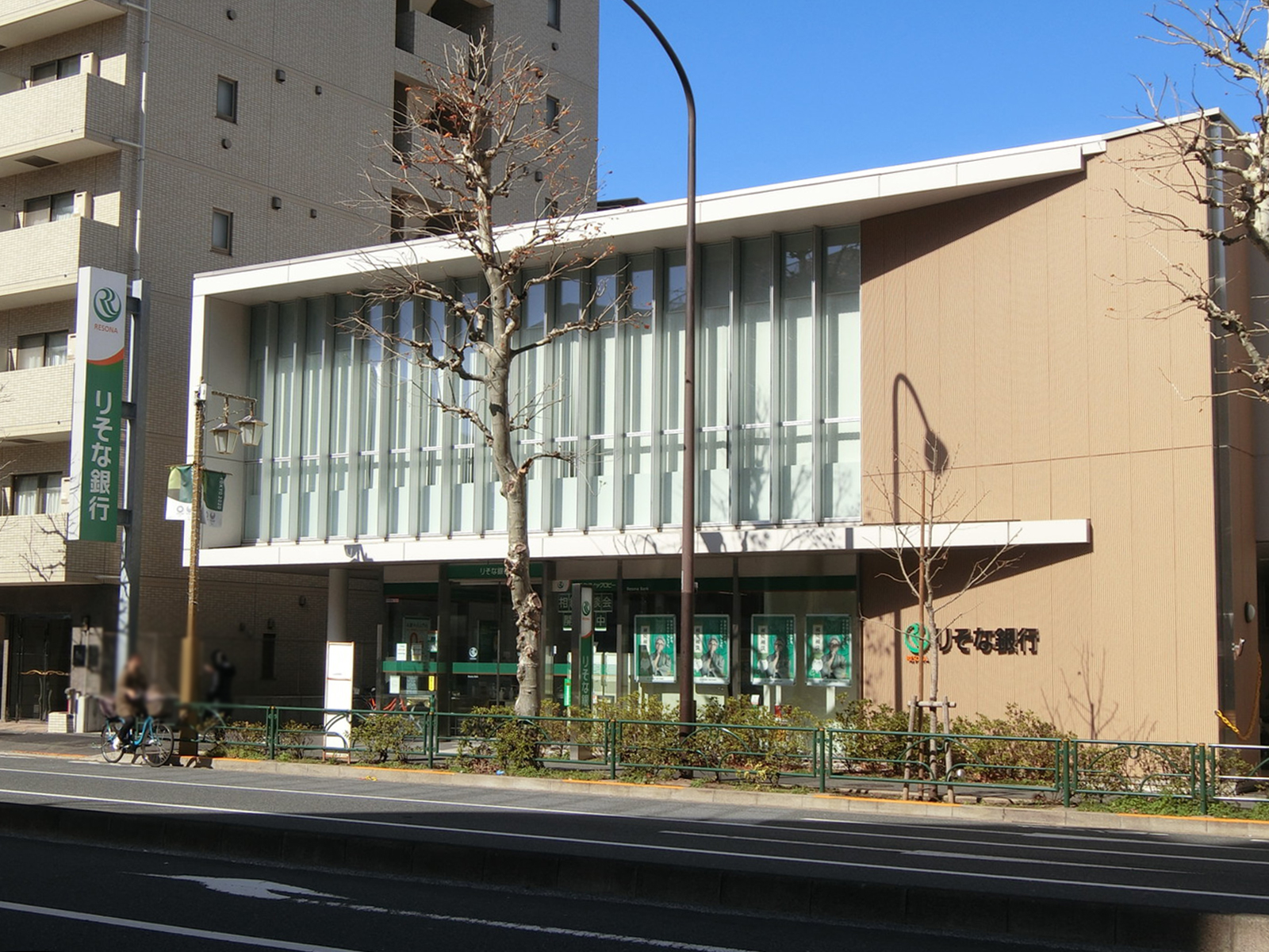 徒歩4分のりそな銀行 早稲田支店
