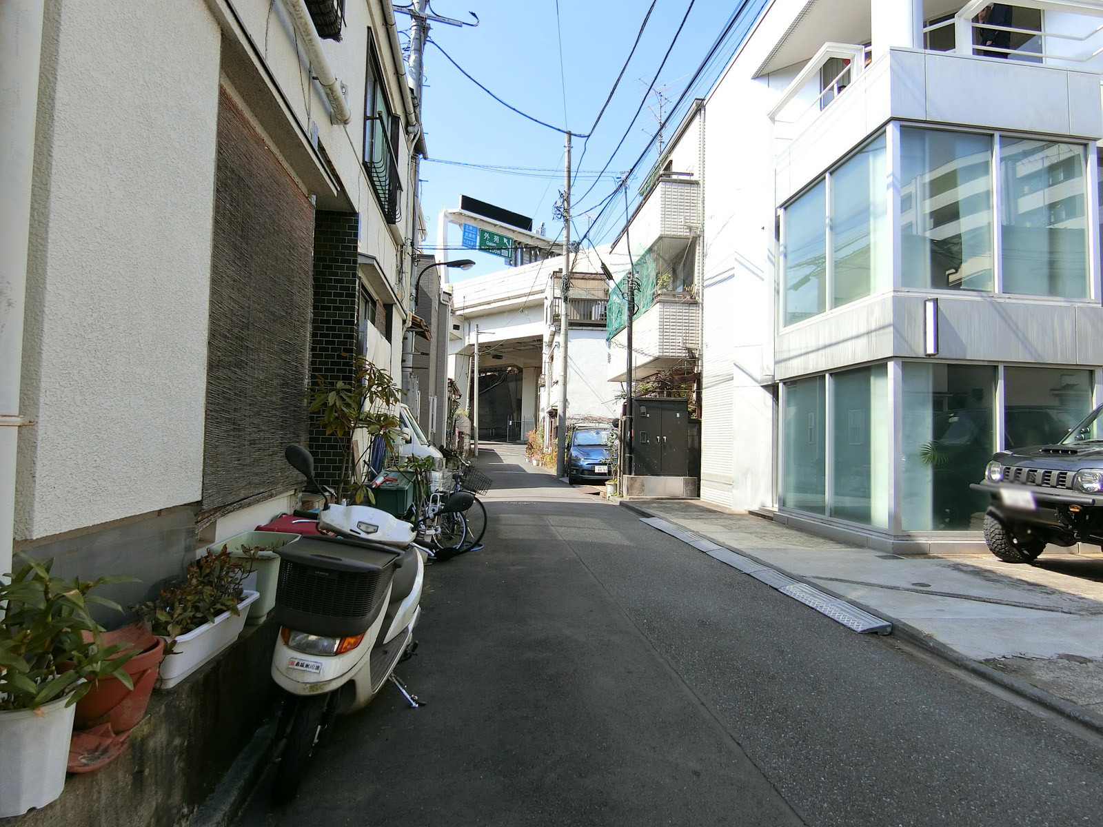 オフィスビル前面の通り