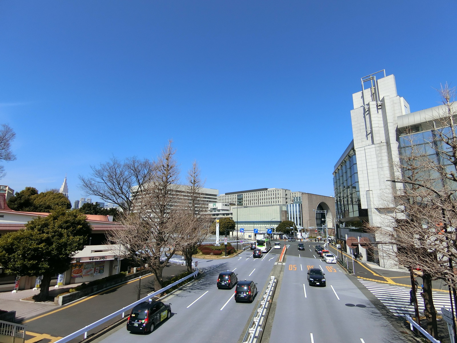 オフィスビル前面の外苑東通り