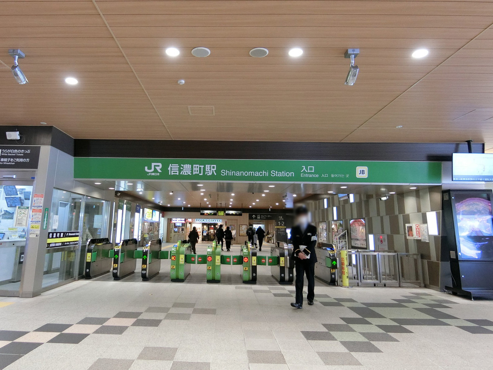 最寄りの「信濃町駅」