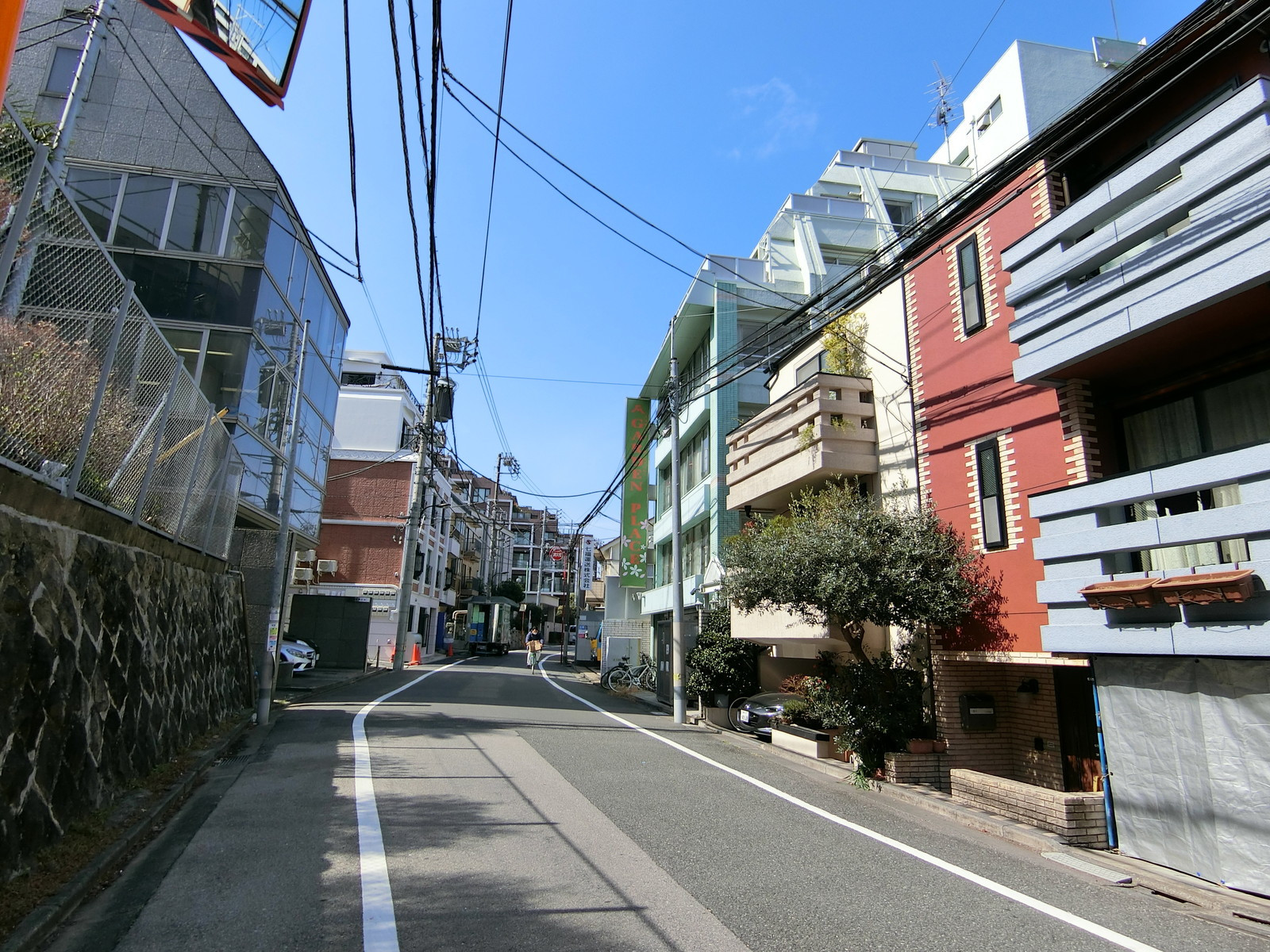山本計器ビル前面の通り