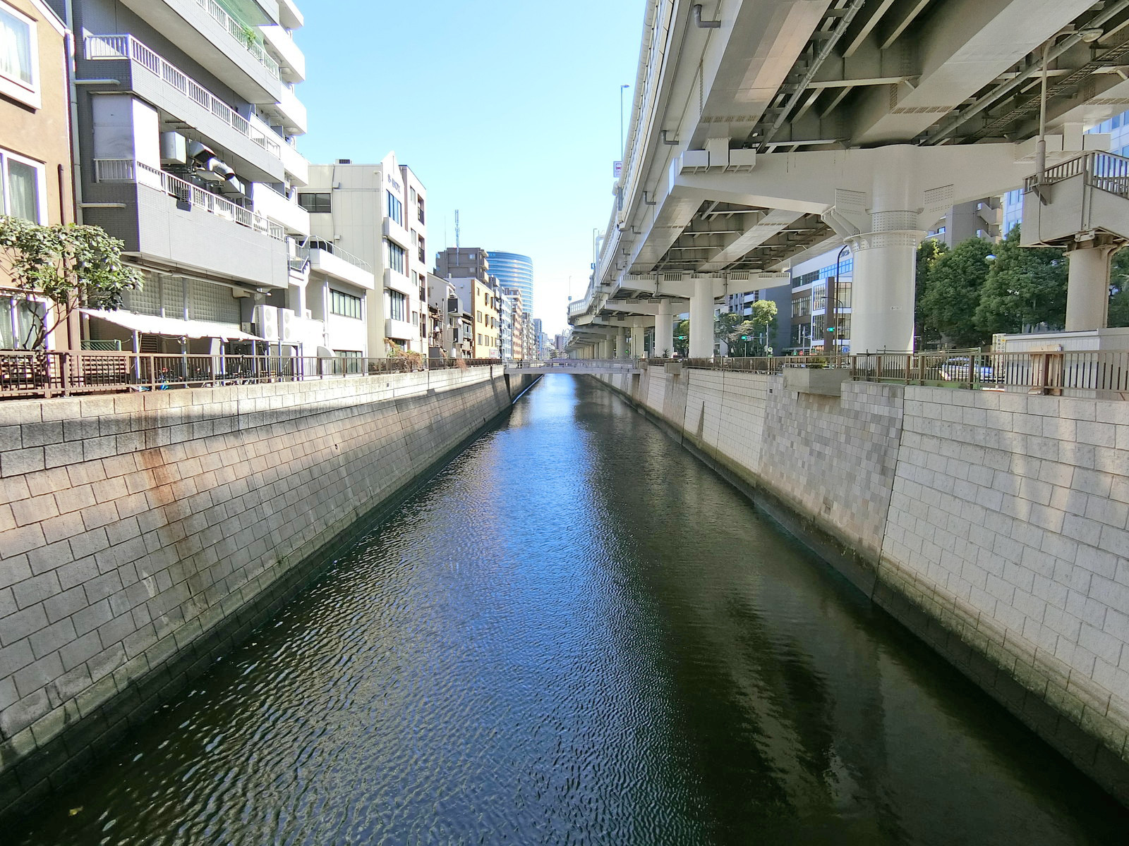 近くを流れる神田川