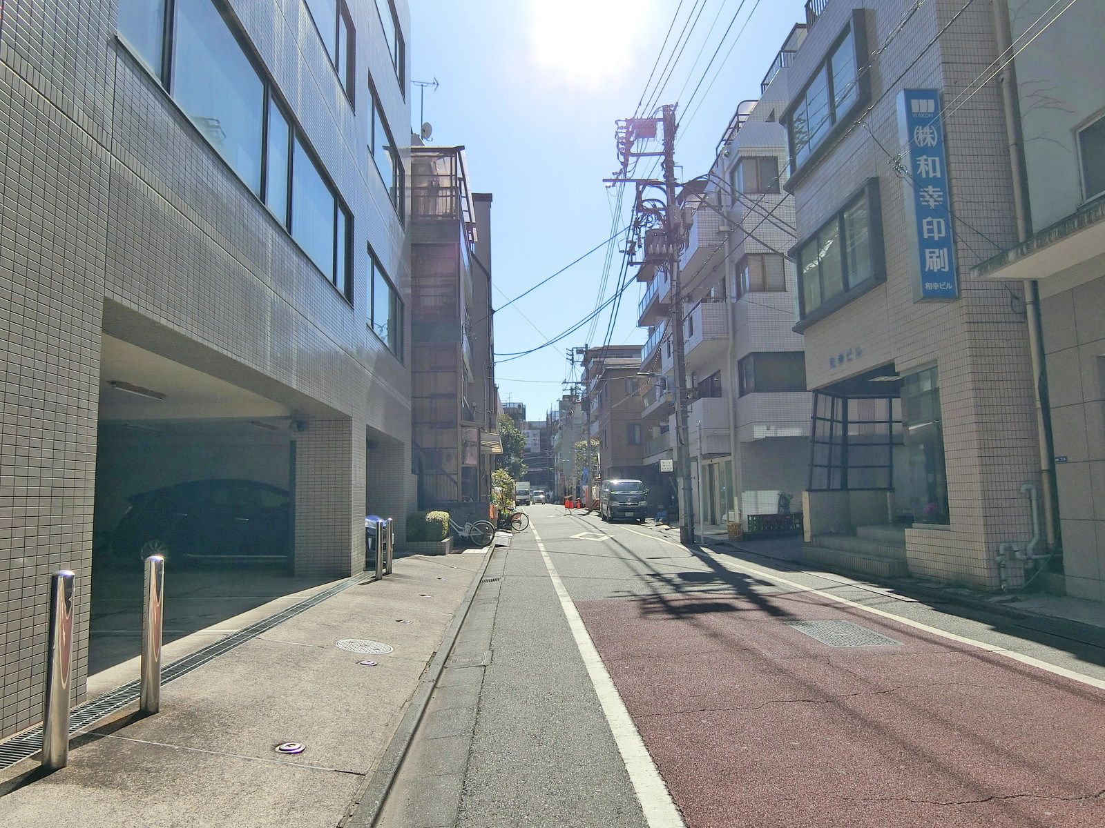秋山ビル前面の通り