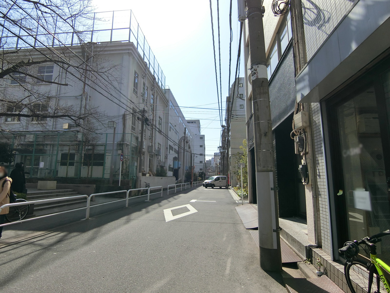 マルエイビル前面の通り