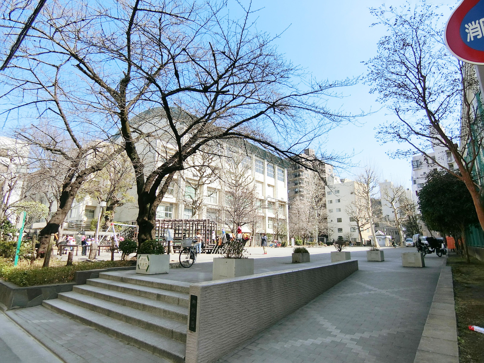 徒歩1分の台東区立柳北公園