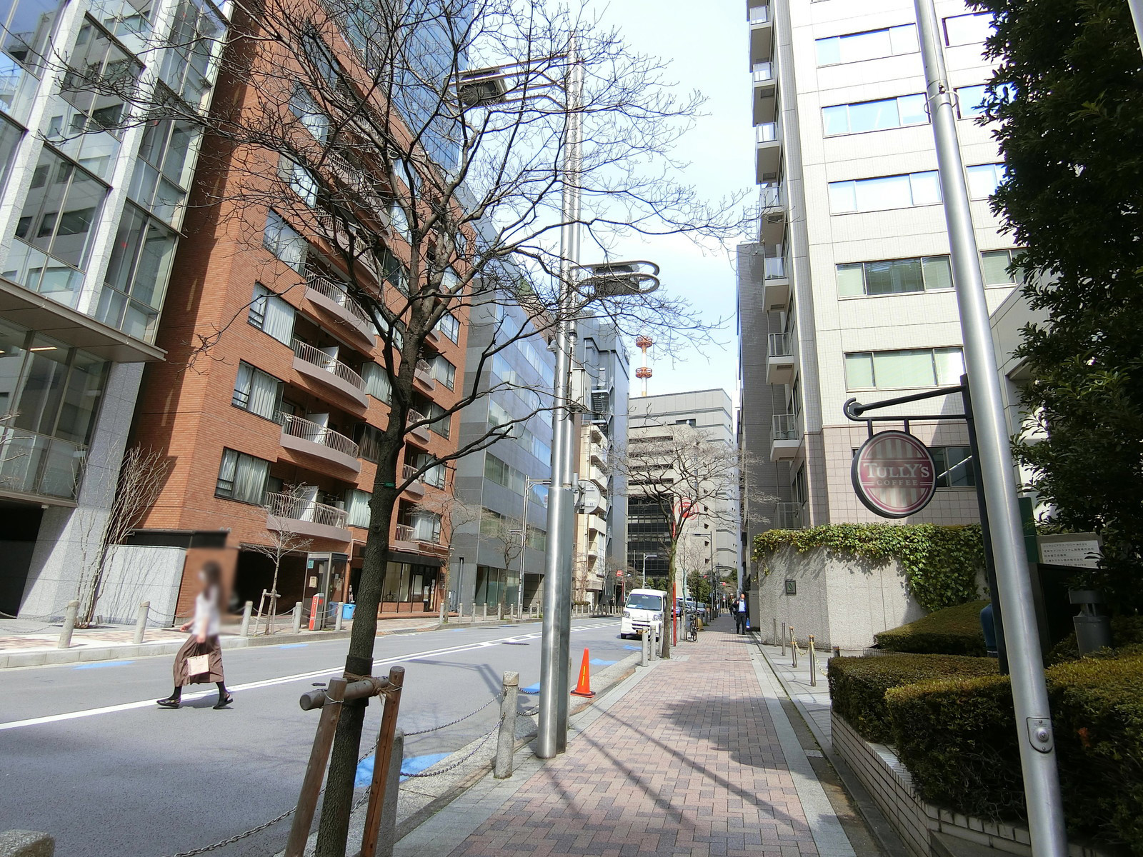 オフィスビル前面の通り