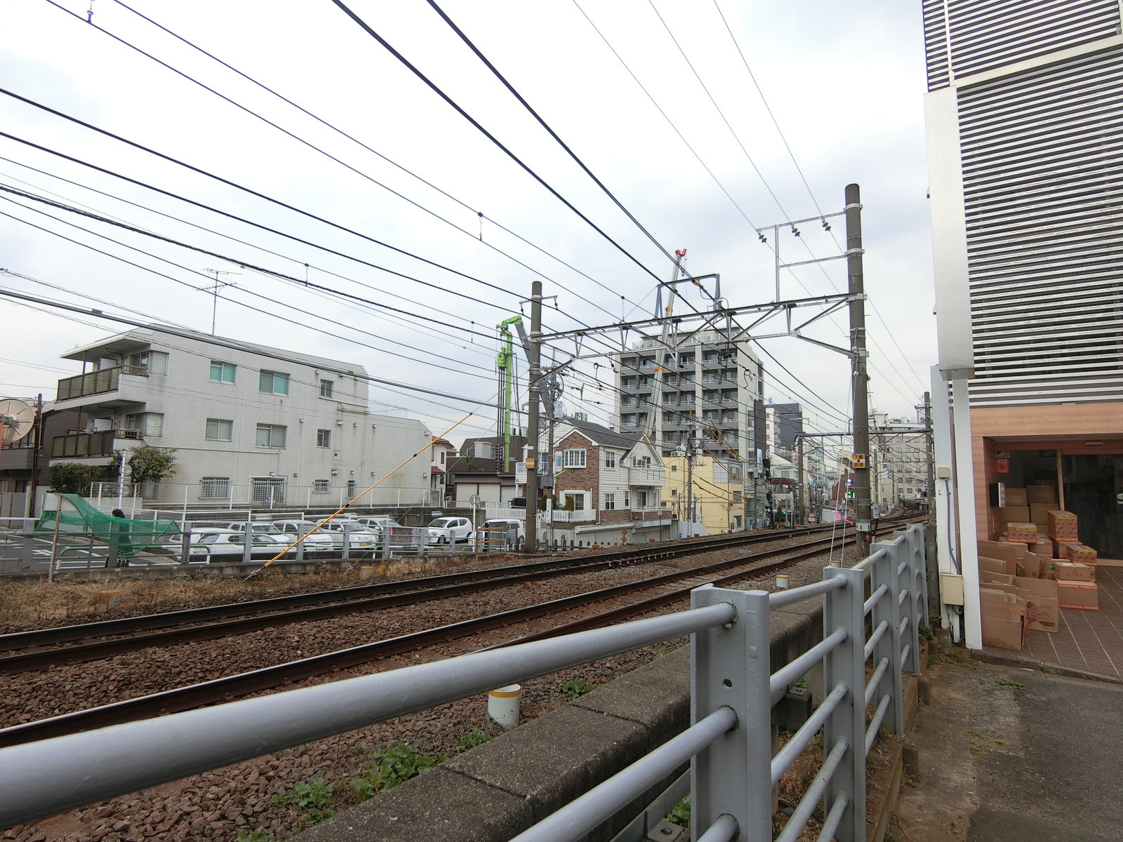 目の前には東急東横線