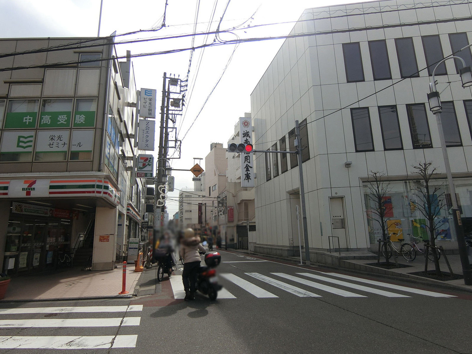 周辺はビル街