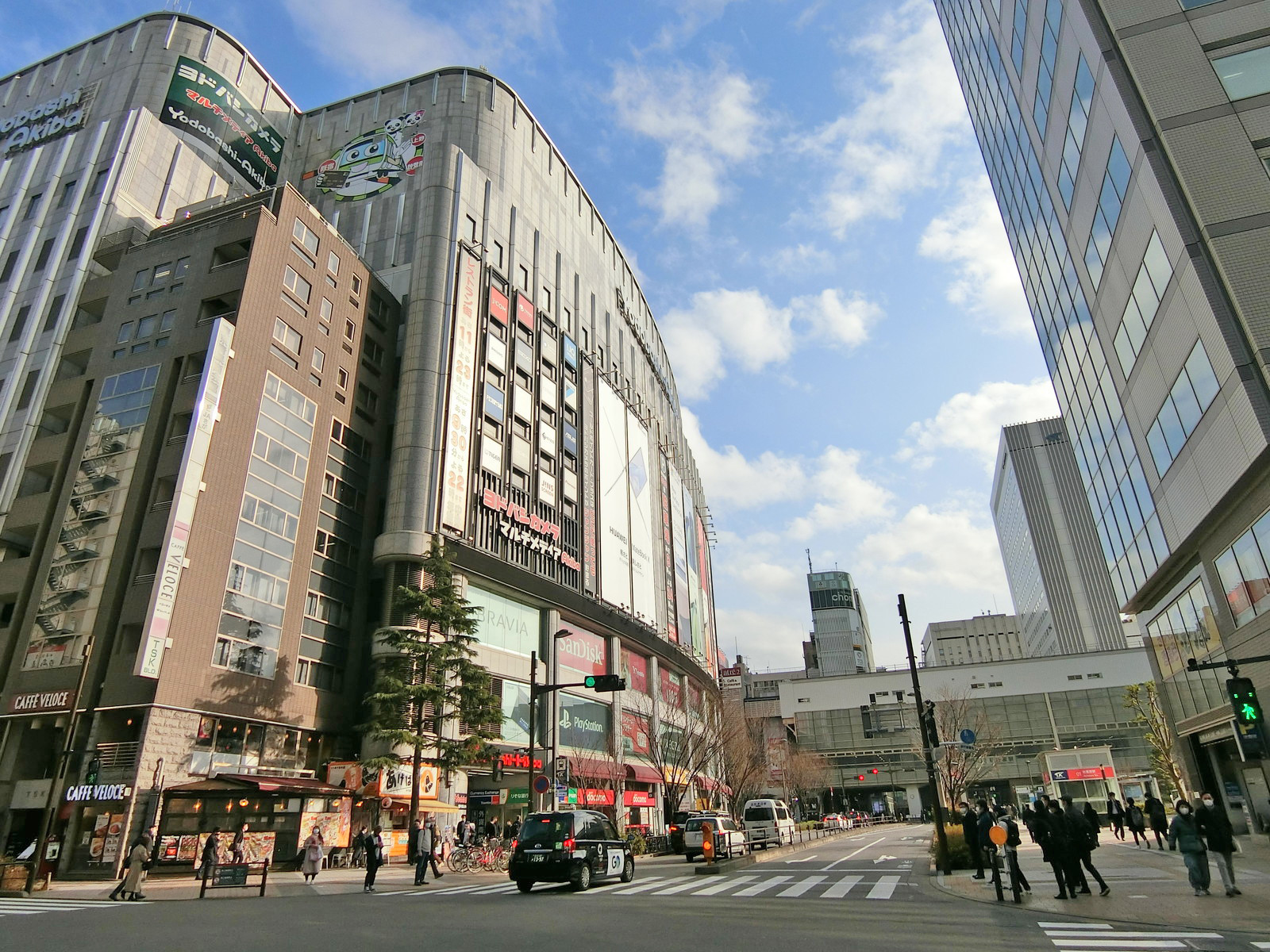 周辺はオフィスや店舗が多いエリア