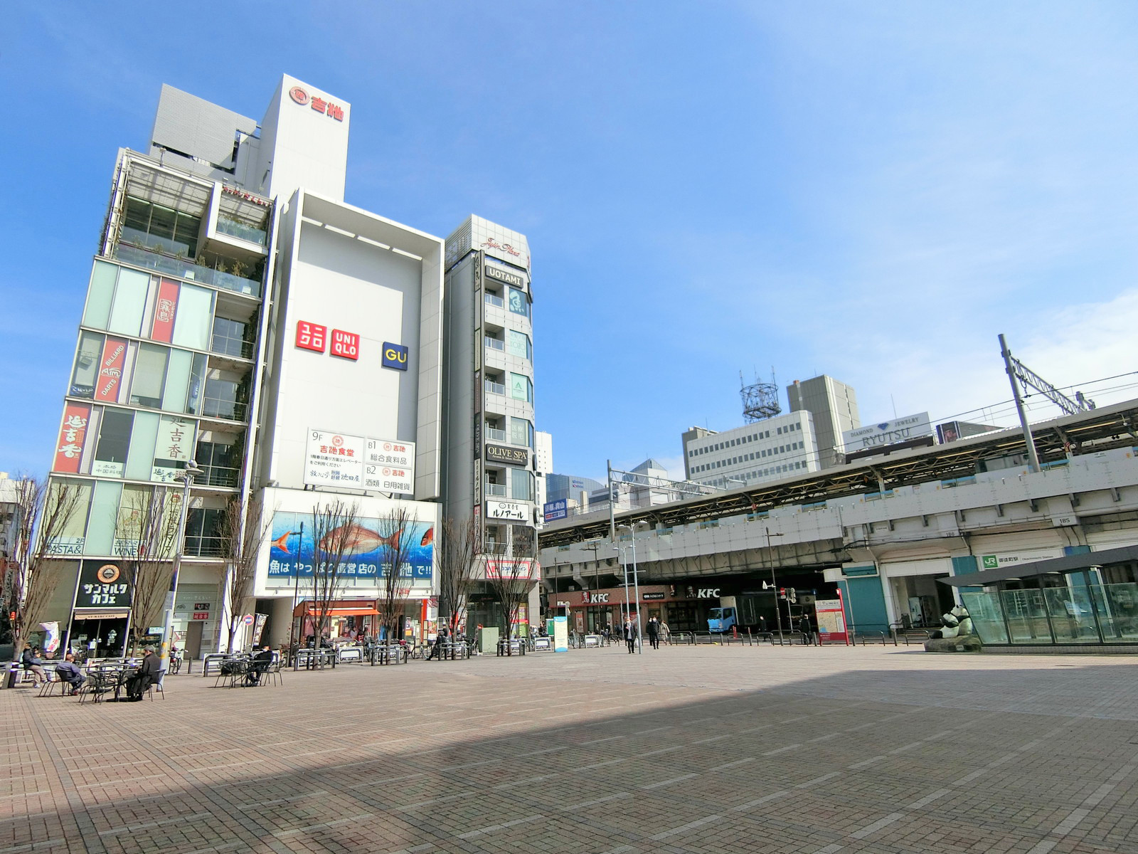 周辺はオフィスや店舗が多いエリア