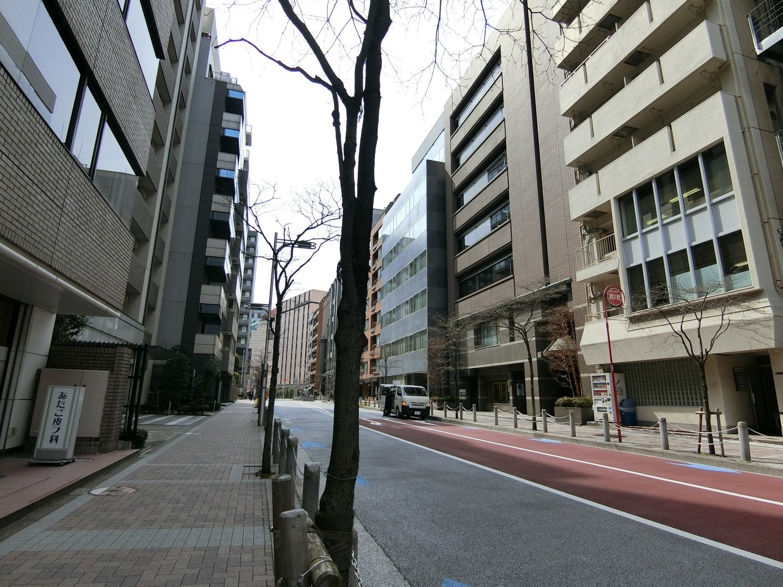 オフィスビル前面の通り