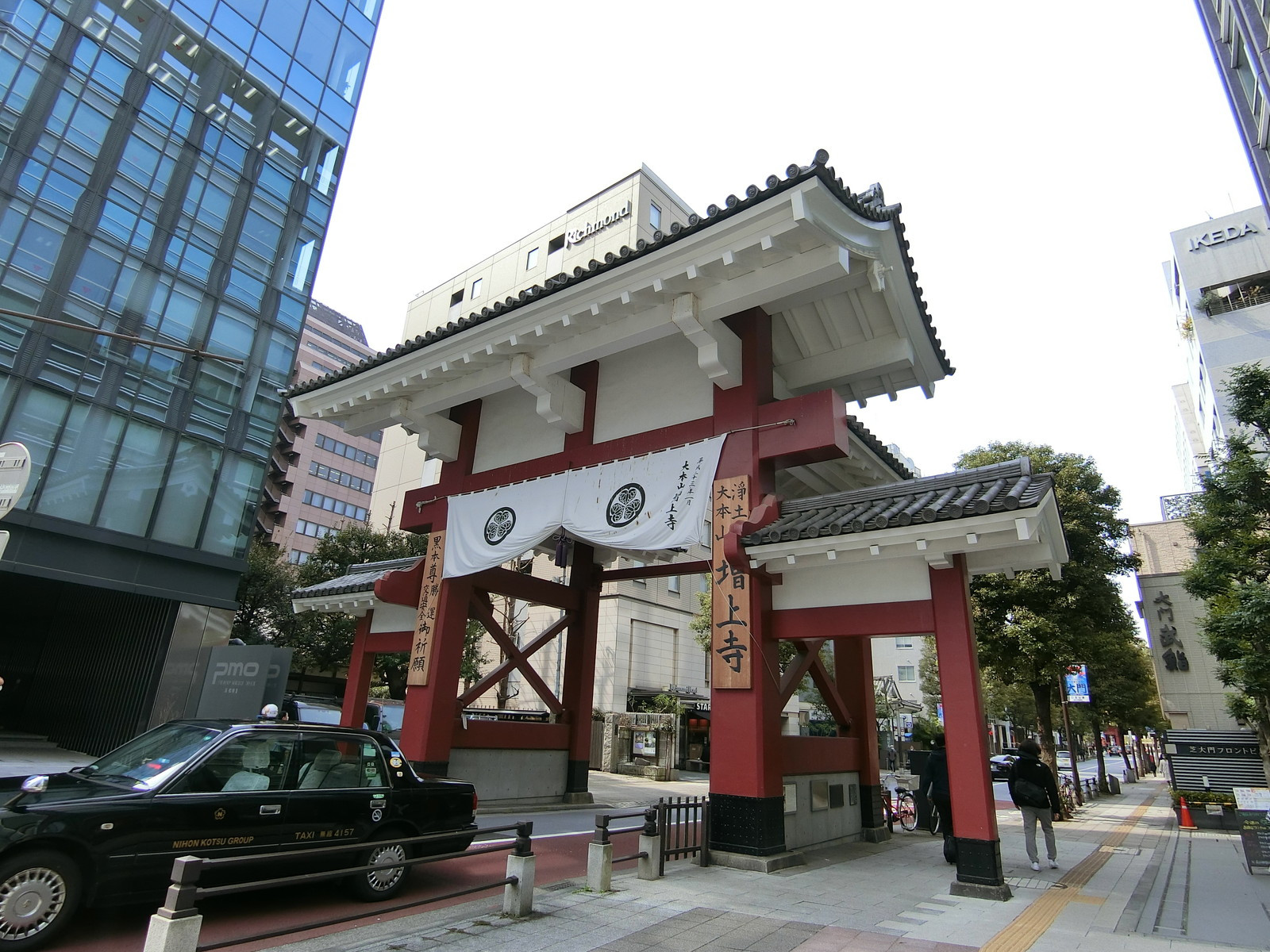 近くにある増上寺大門