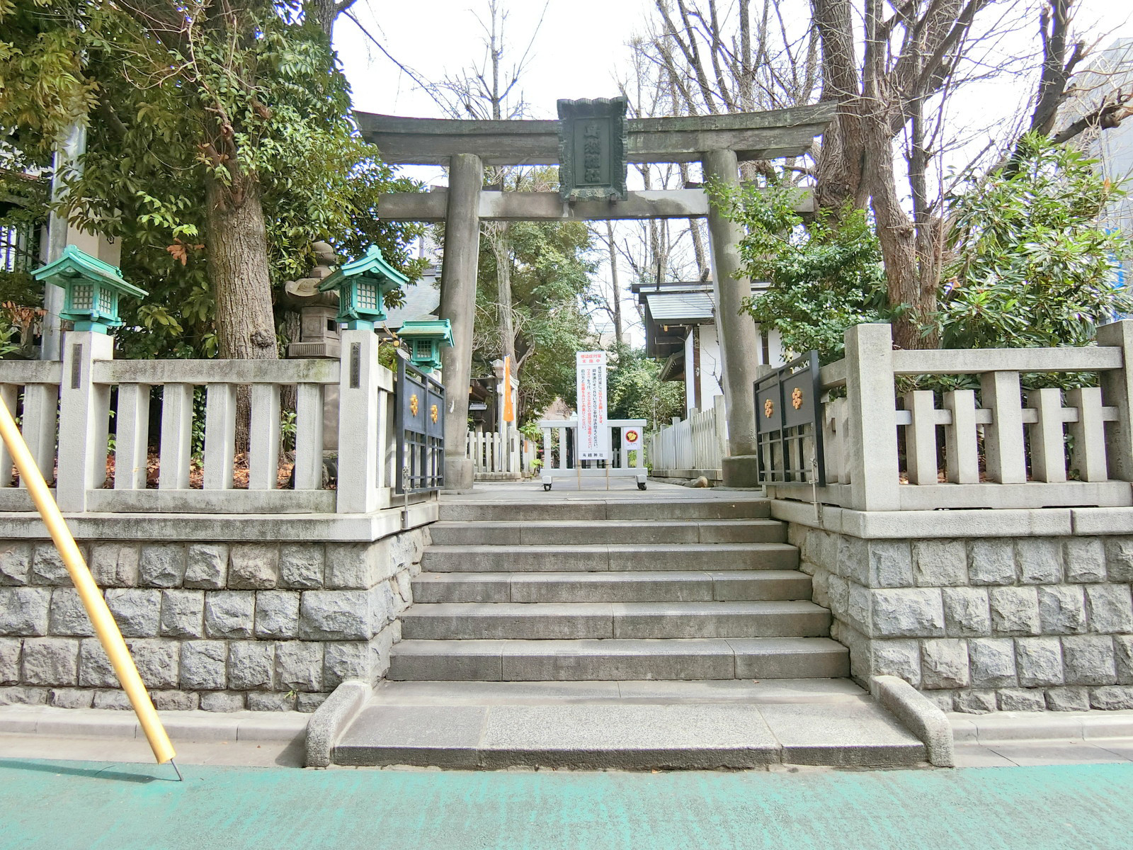 向かいの通りの鳥越神社
