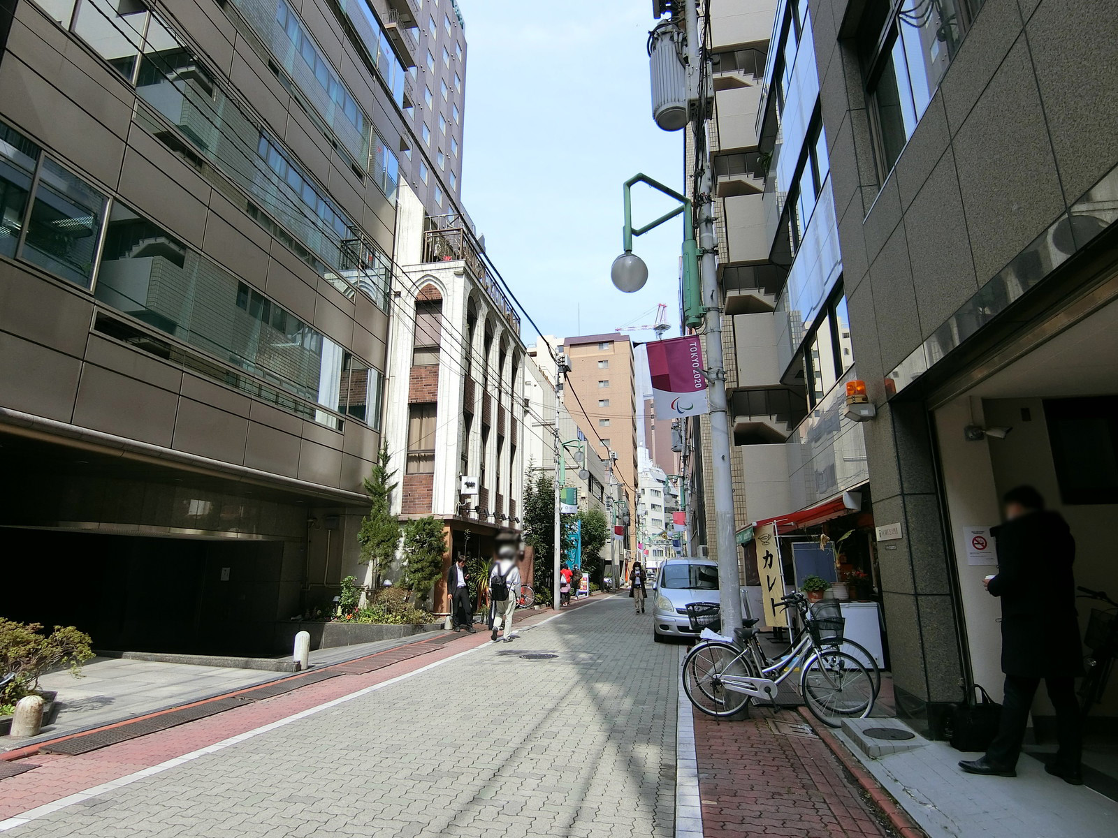 オフィスビル前面の通り