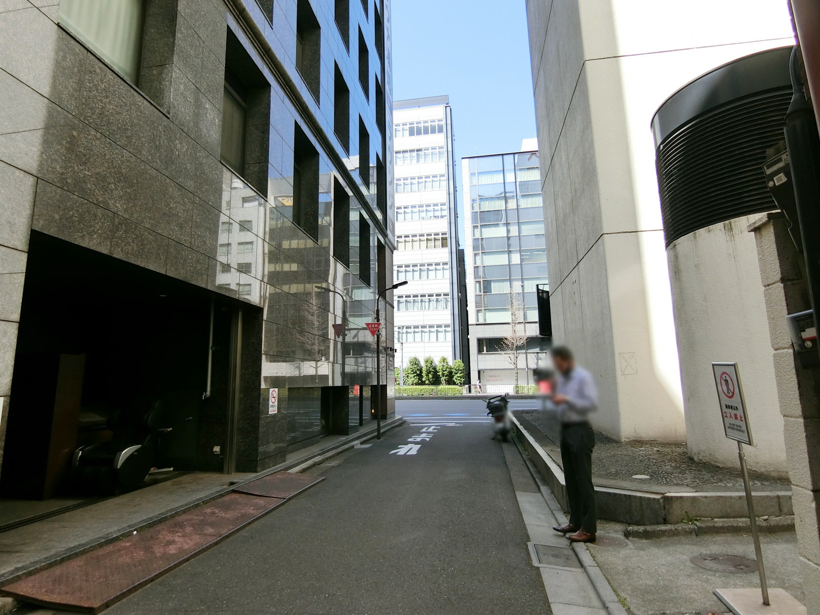 電光ビル前面の通り