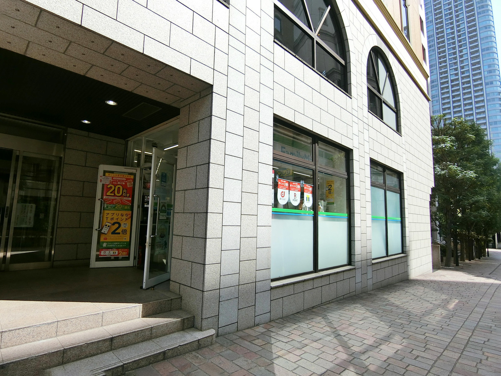 徒歩1分のファミリーマート