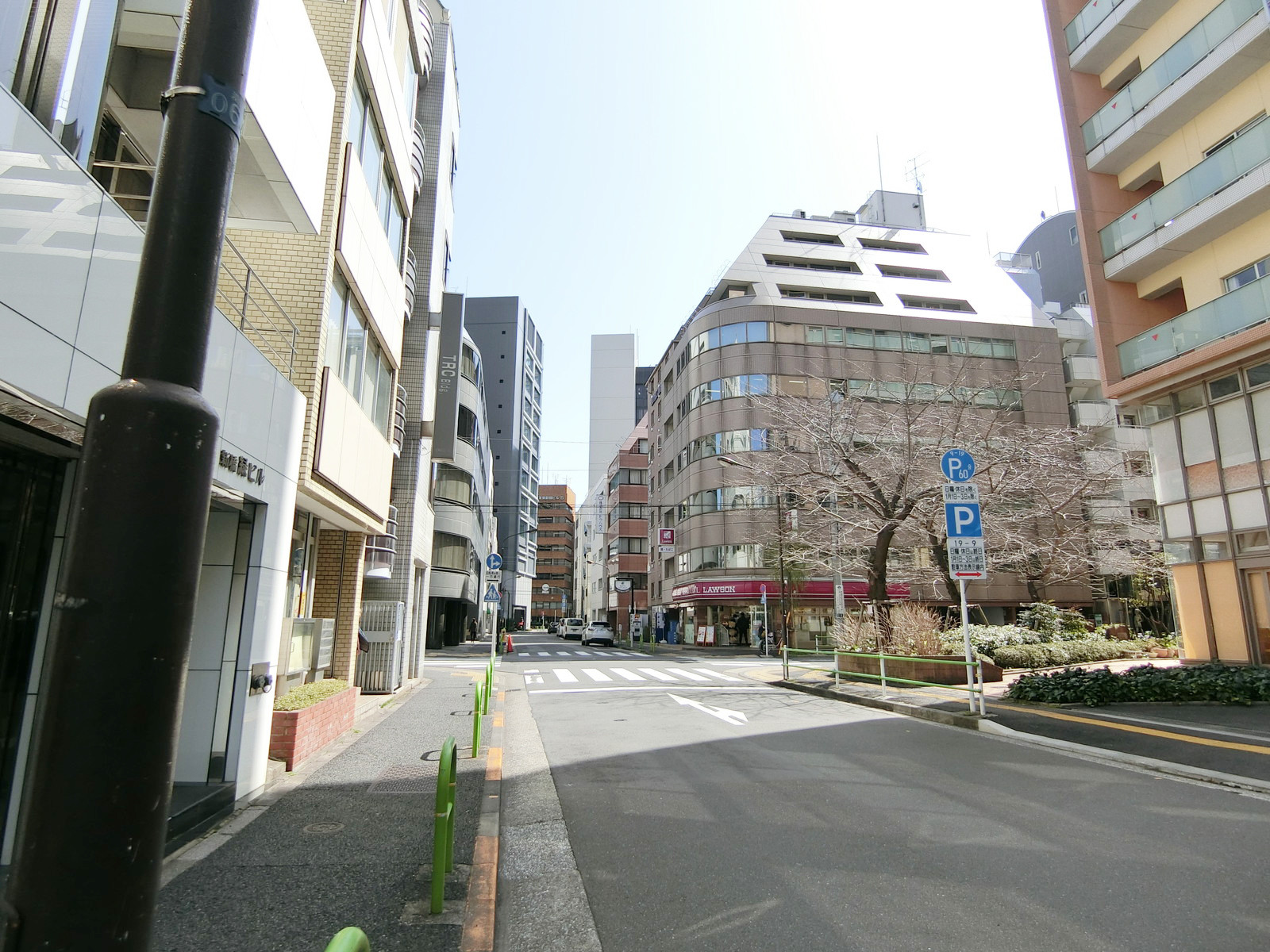 三沢ビル前面の通り