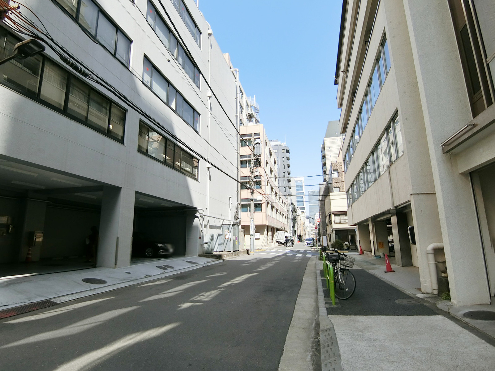 オフィスビル出入り口