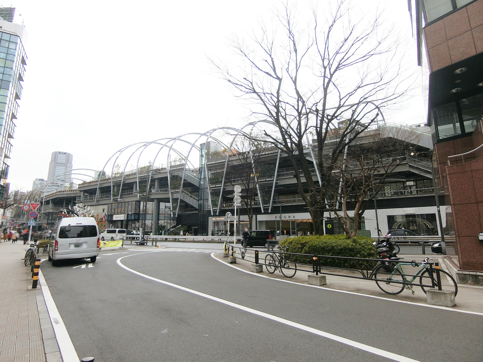 近くには渋谷区立宮下公園