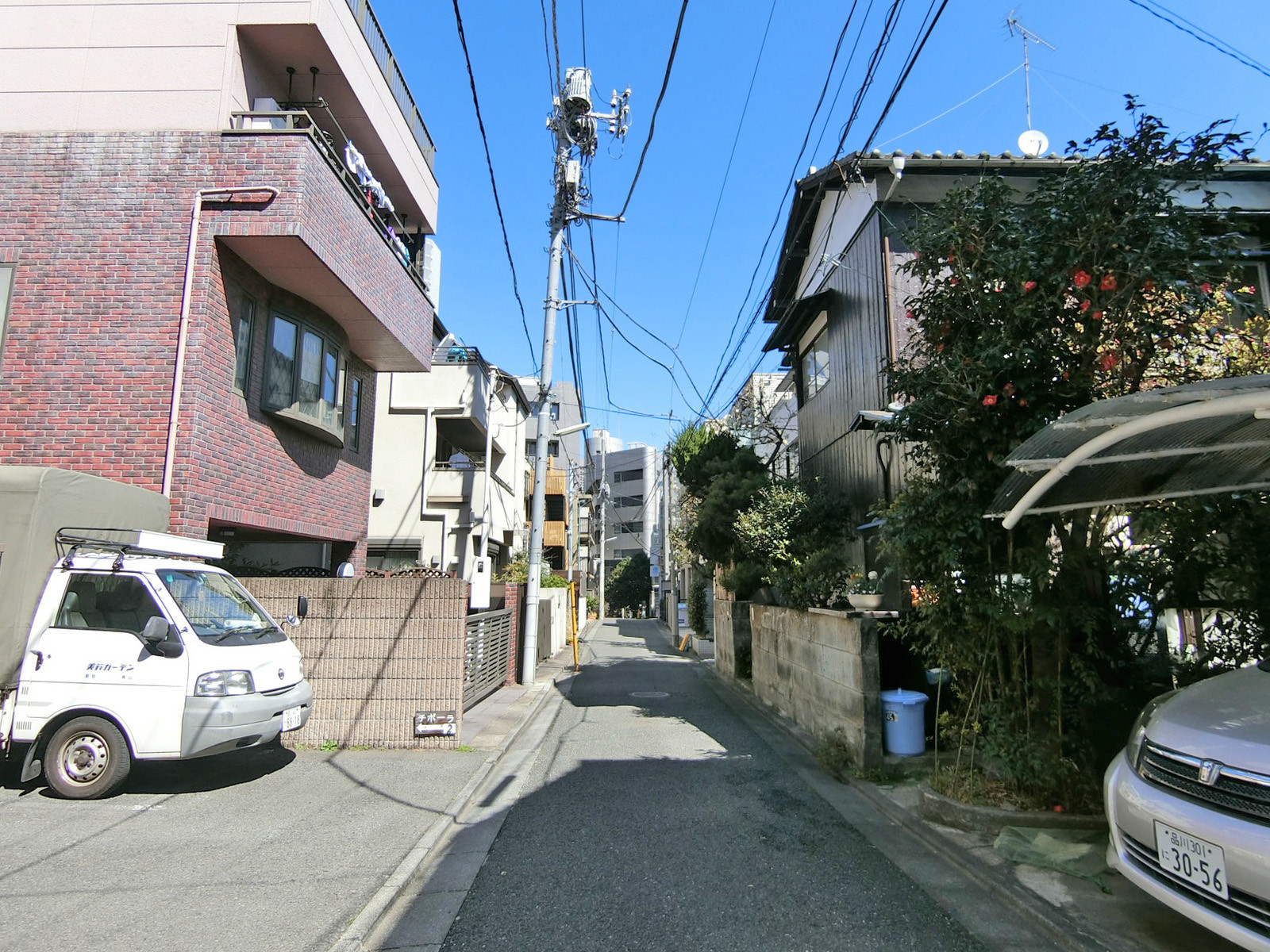 周辺は落ち着いた雰囲気の住宅街