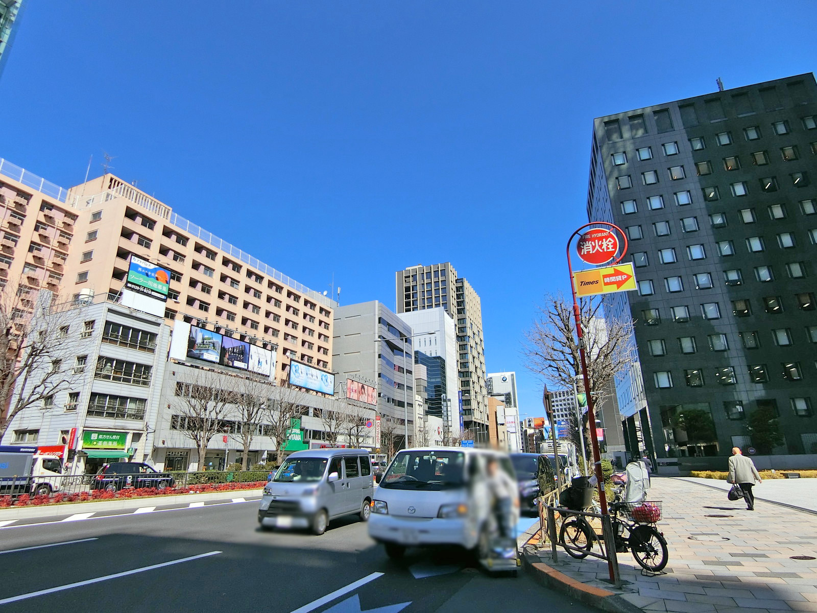 PASONA SQUARE前面の青山通り