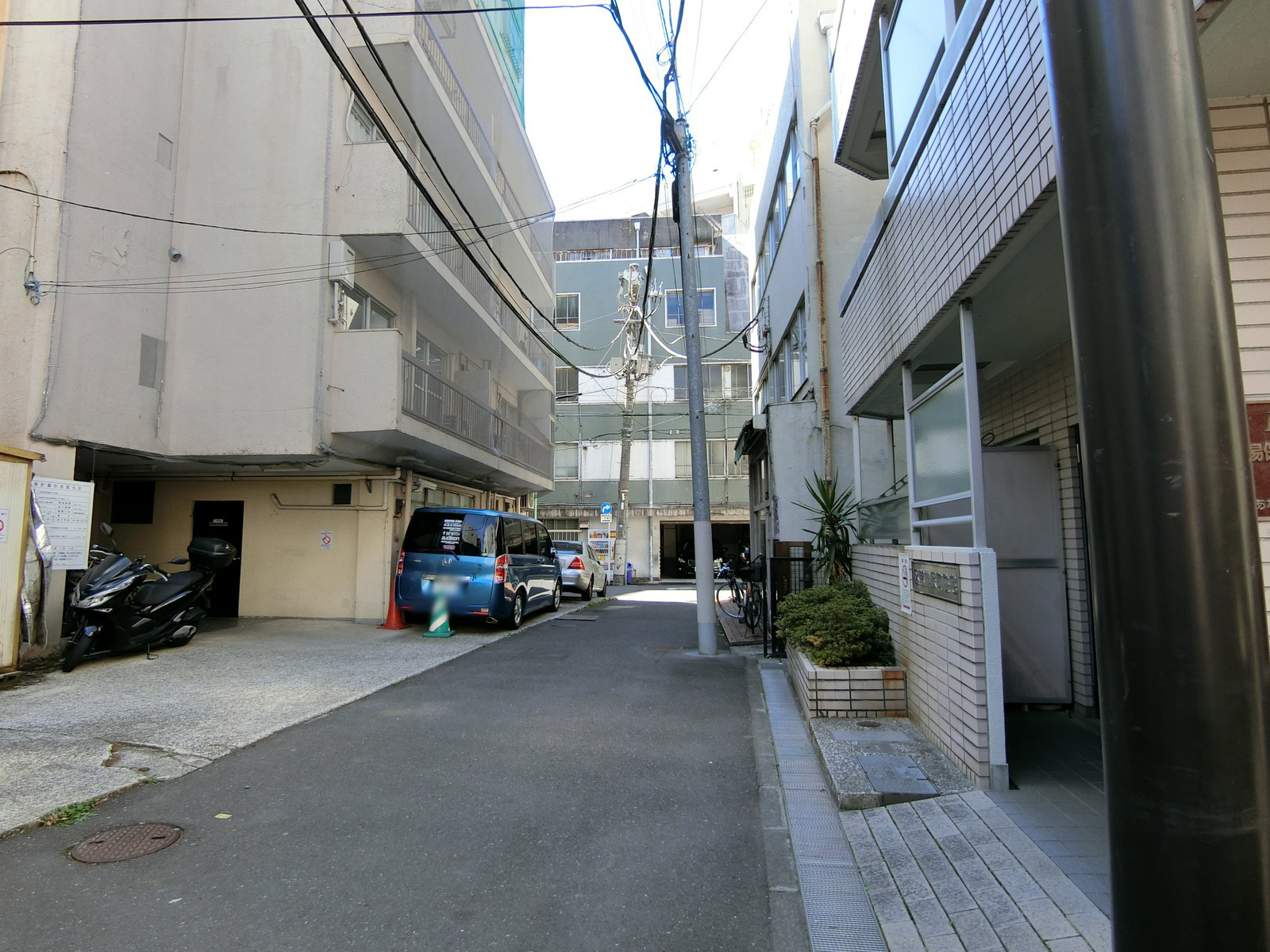 NACビル前面の通り