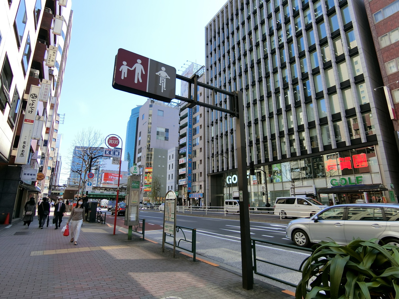 オフィスビル前面の通り
