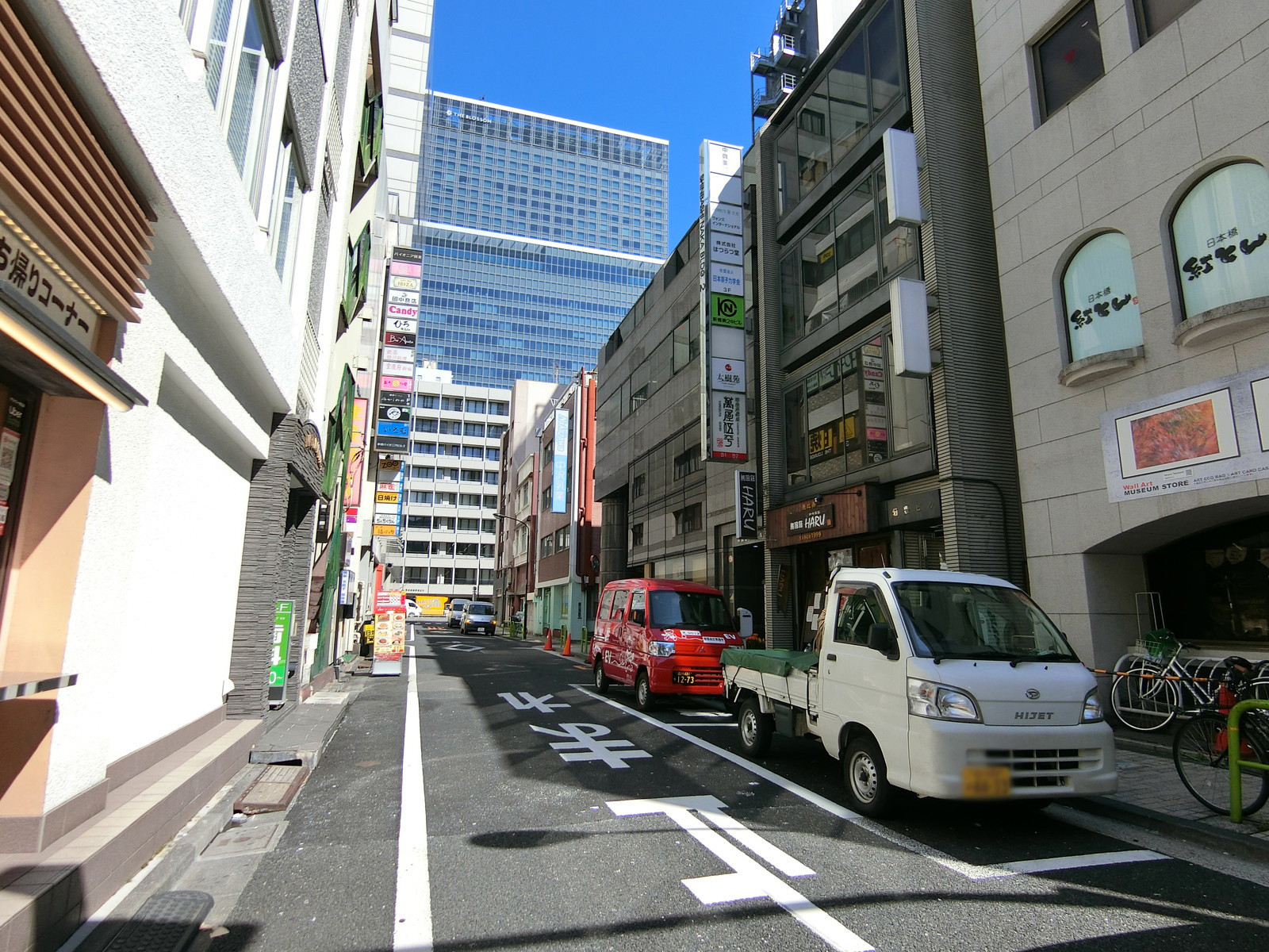 オフィスビル前面の通り