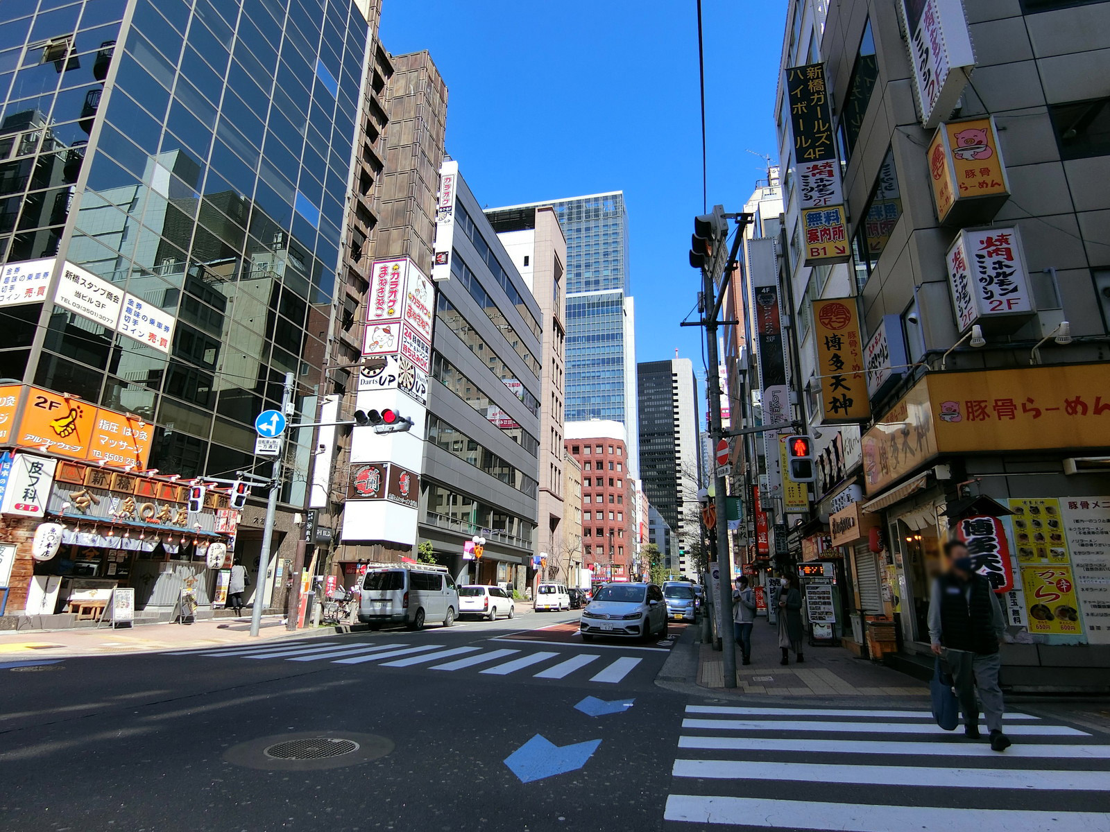 オフィスビル前面の赤レンガ通り